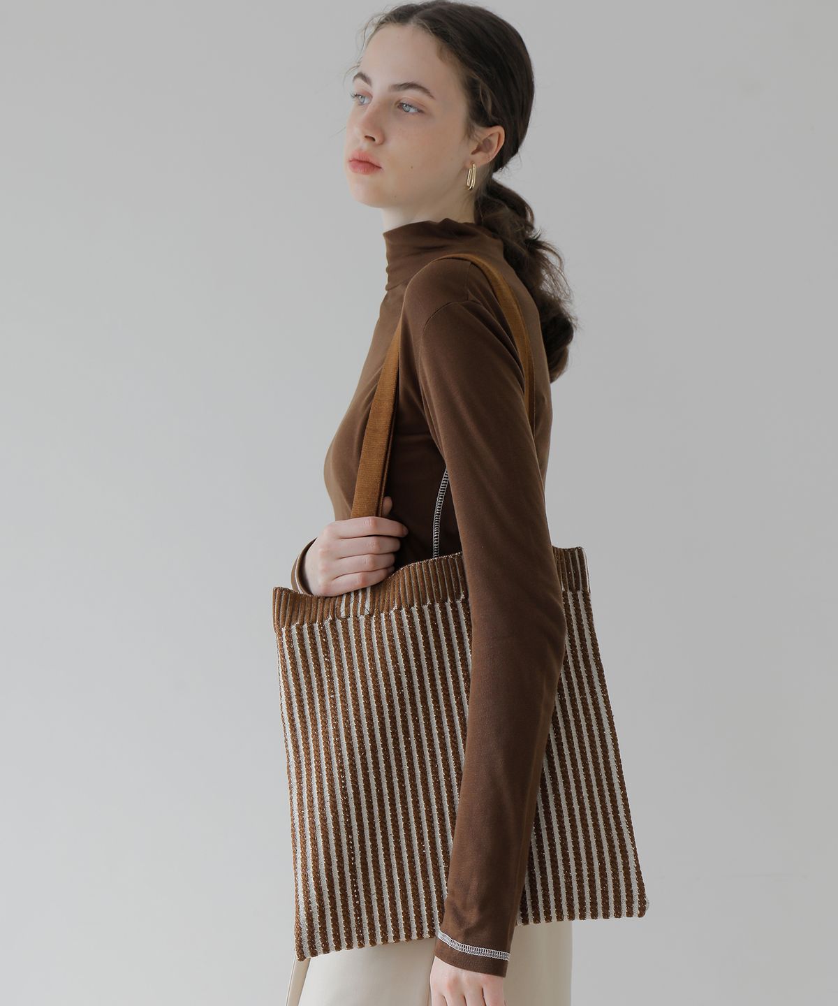 엽페(YUPPE) TWIST KNIT BAG_BROWN
