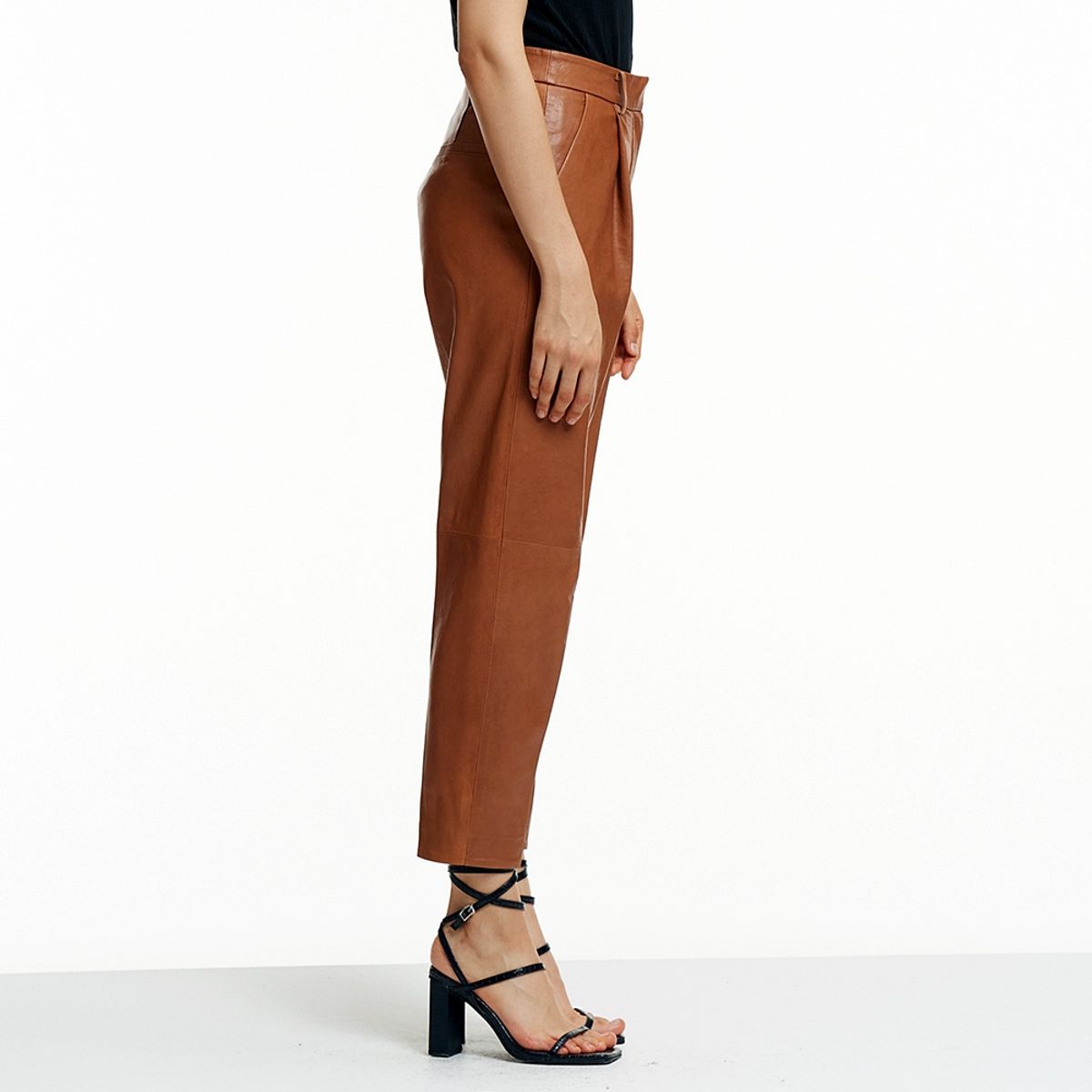 핀블랙(PINBLACK) VAGETABLE LAMBSKIN BAGGY PANTS CAMEL