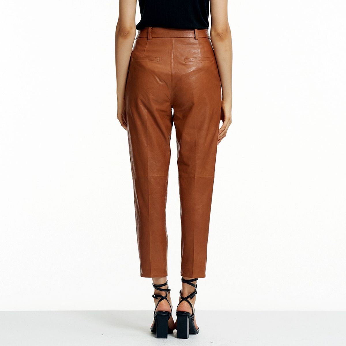 핀블랙(PINBLACK) VAGETABLE LAMBSKIN BAGGY PANTS CAMEL