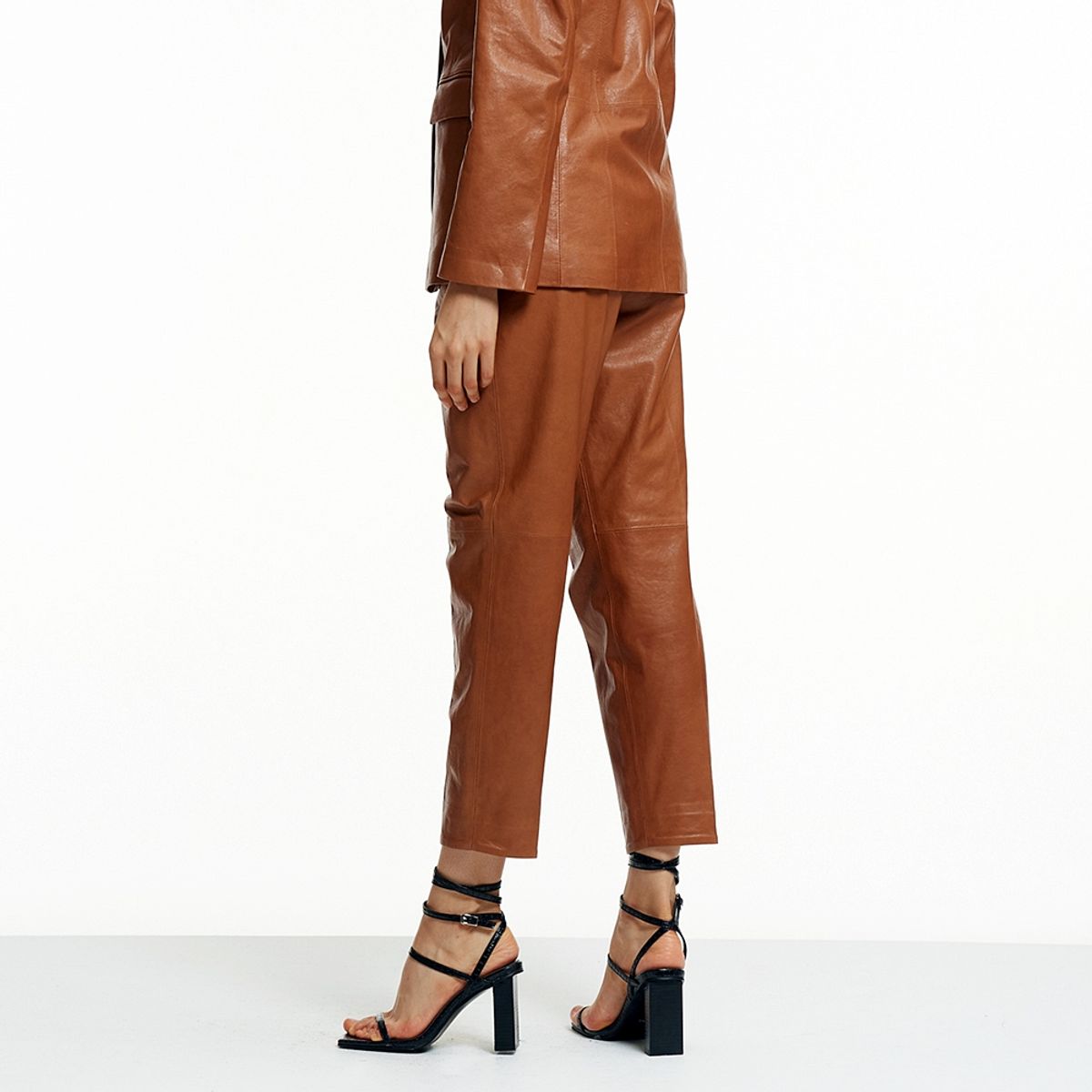 핀블랙(PINBLACK) VAGETABLE LAMBSKIN BAGGY PANTS CAMEL