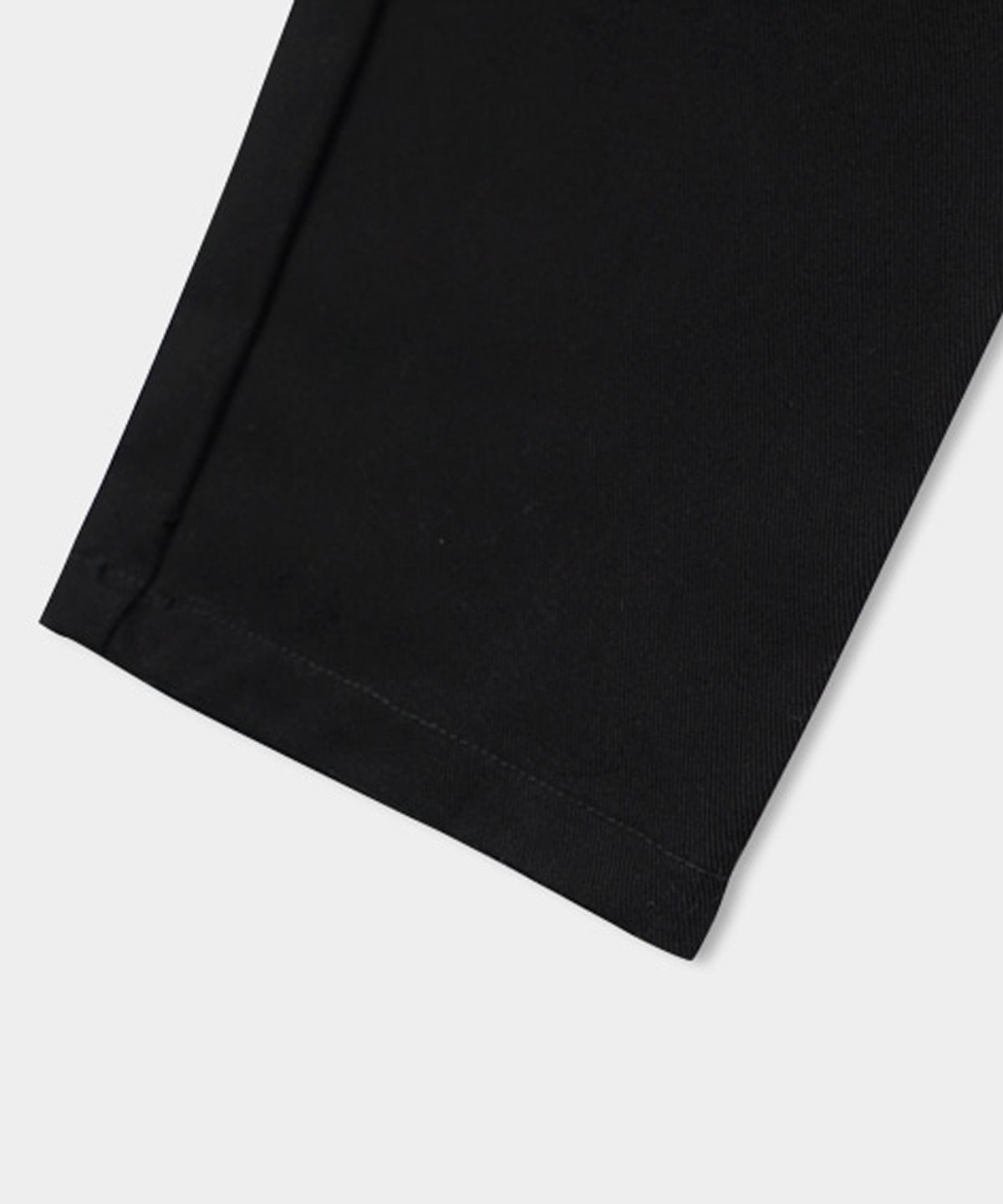 아임낫어휴먼비잉(I AM NOT A HUMAN BEING) EYELET DETAIL JEANS - BLACK