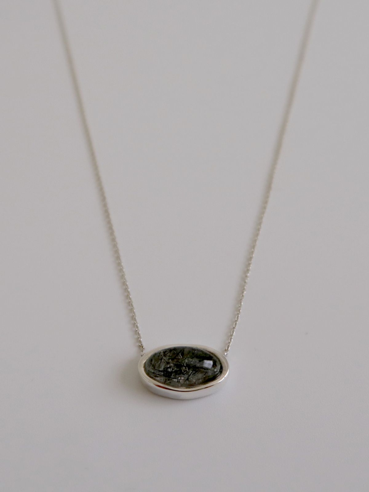 마호가니(MAHOGANI) BLACK QUARTZ ELLIPSE NECKLACE
