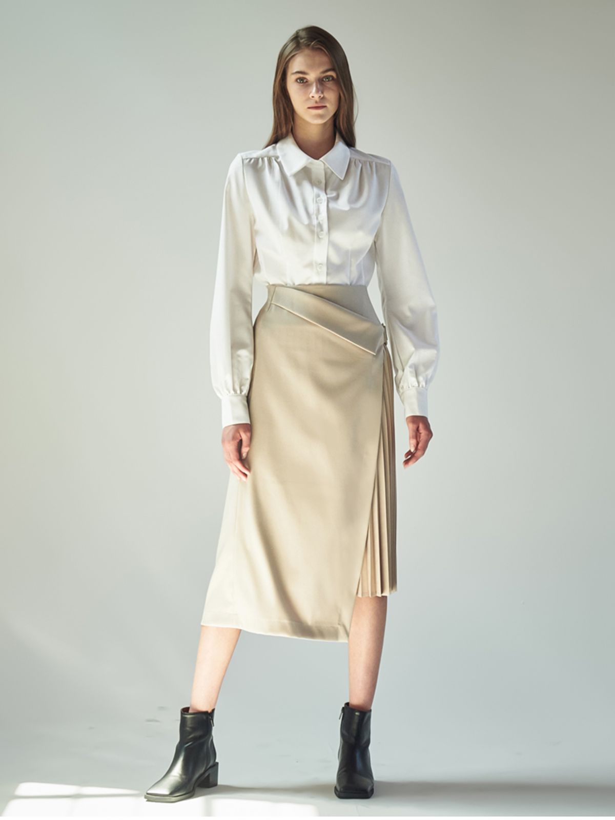 아쿠드(ACUD) HALF PLEATED WRAP SKIRT_BEIGE