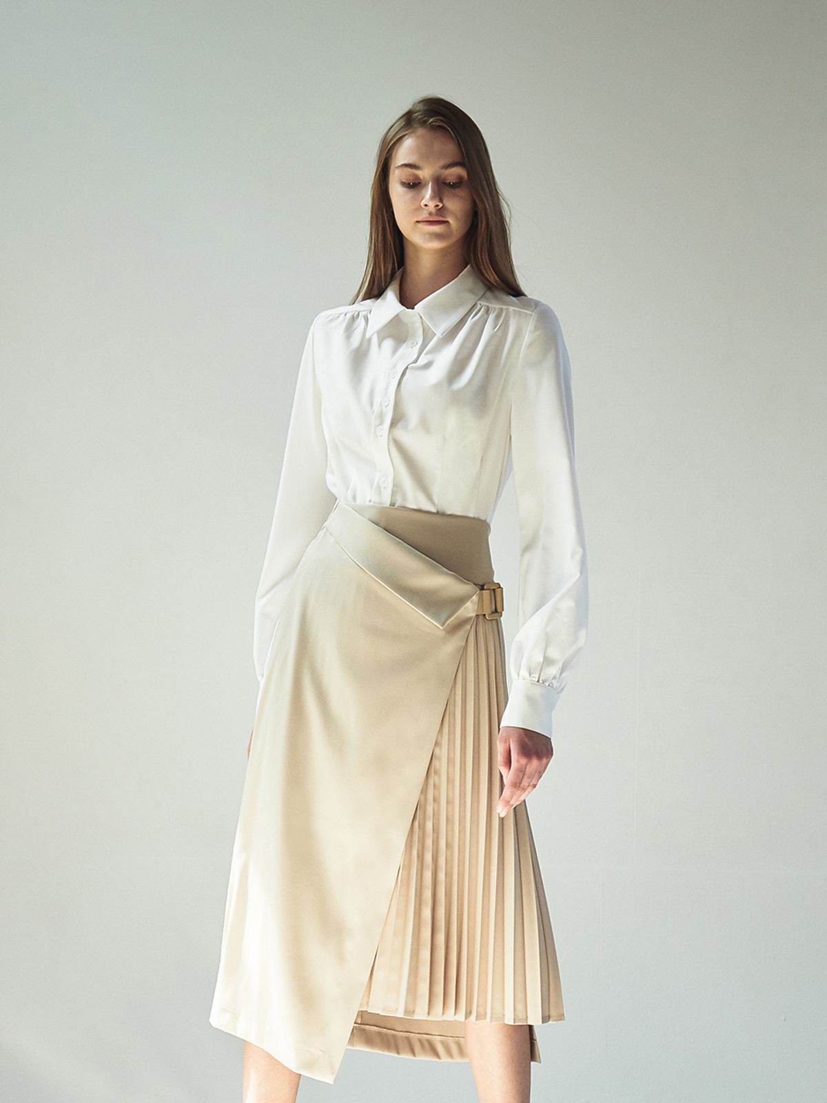 아쿠드(ACUD) HALF PLEATED WRAP SKIRT_BEIGE