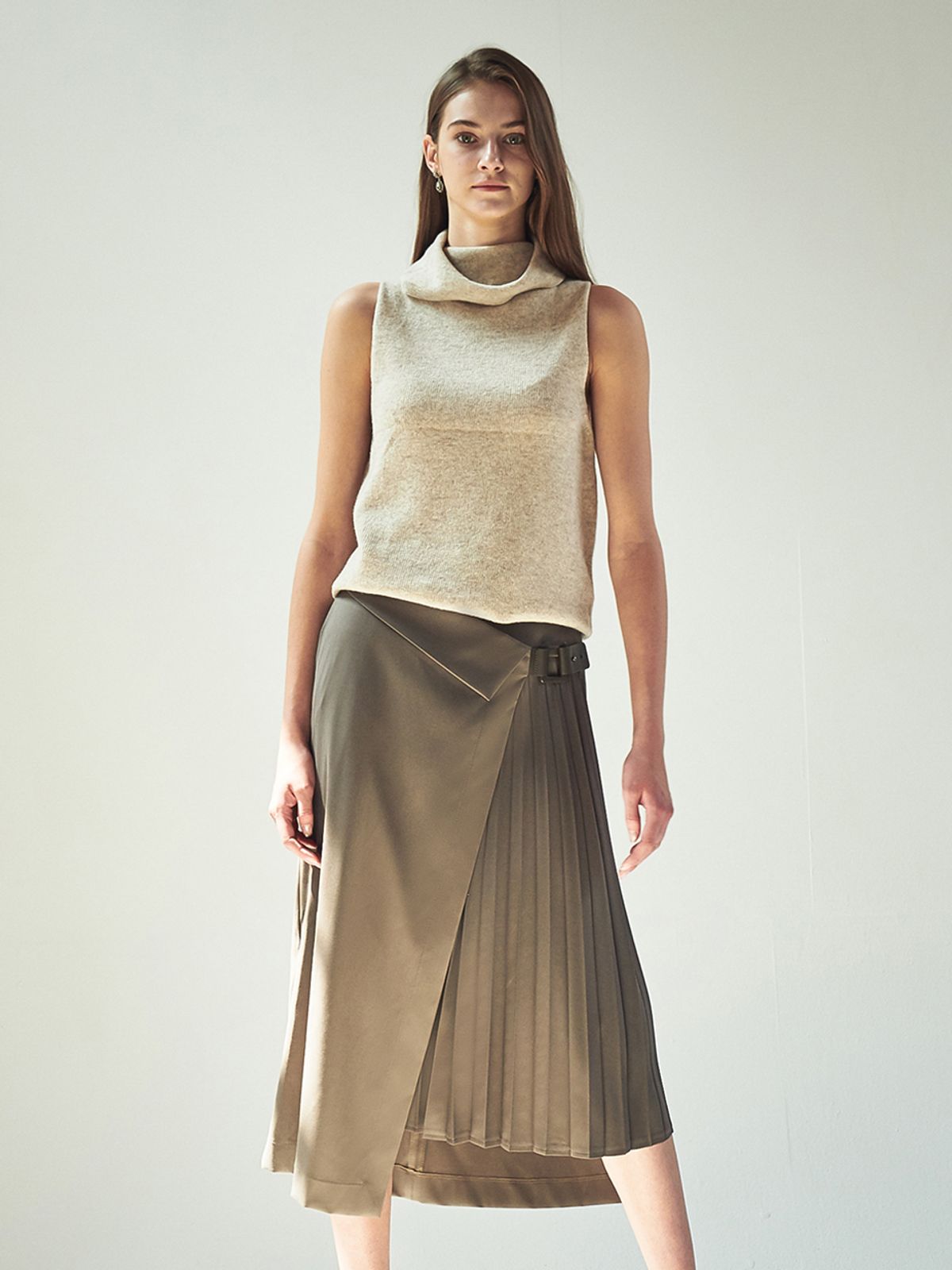 아쿠드(ACUD) HALF PLEATED WRAP SKIRT_D.BROWN