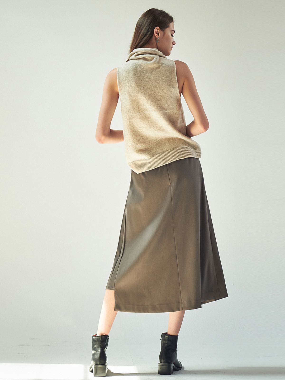 아쿠드(ACUD) HALF PLEATED WRAP SKIRT_D.BROWN