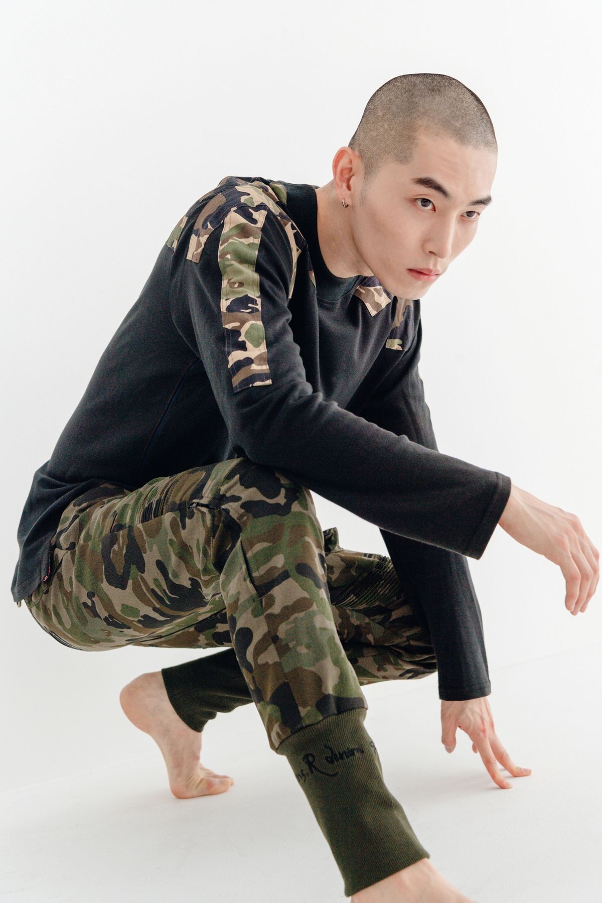 모빈스알(MOVINS.R) AXIO SHOULDER POINT TOP BLACK
