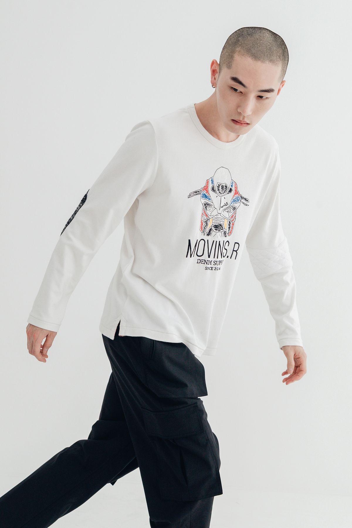 모빈스알(MOVINS.R) AXIO UNBAL EMBO TOP WHITE