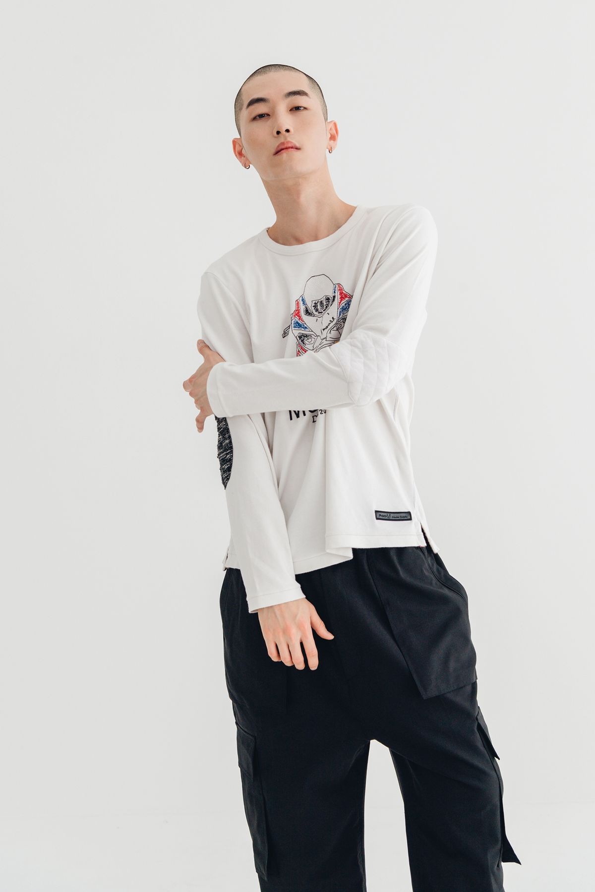 모빈스알(MOVINS.R) AXIO UNBAL EMBO TOP WHITE