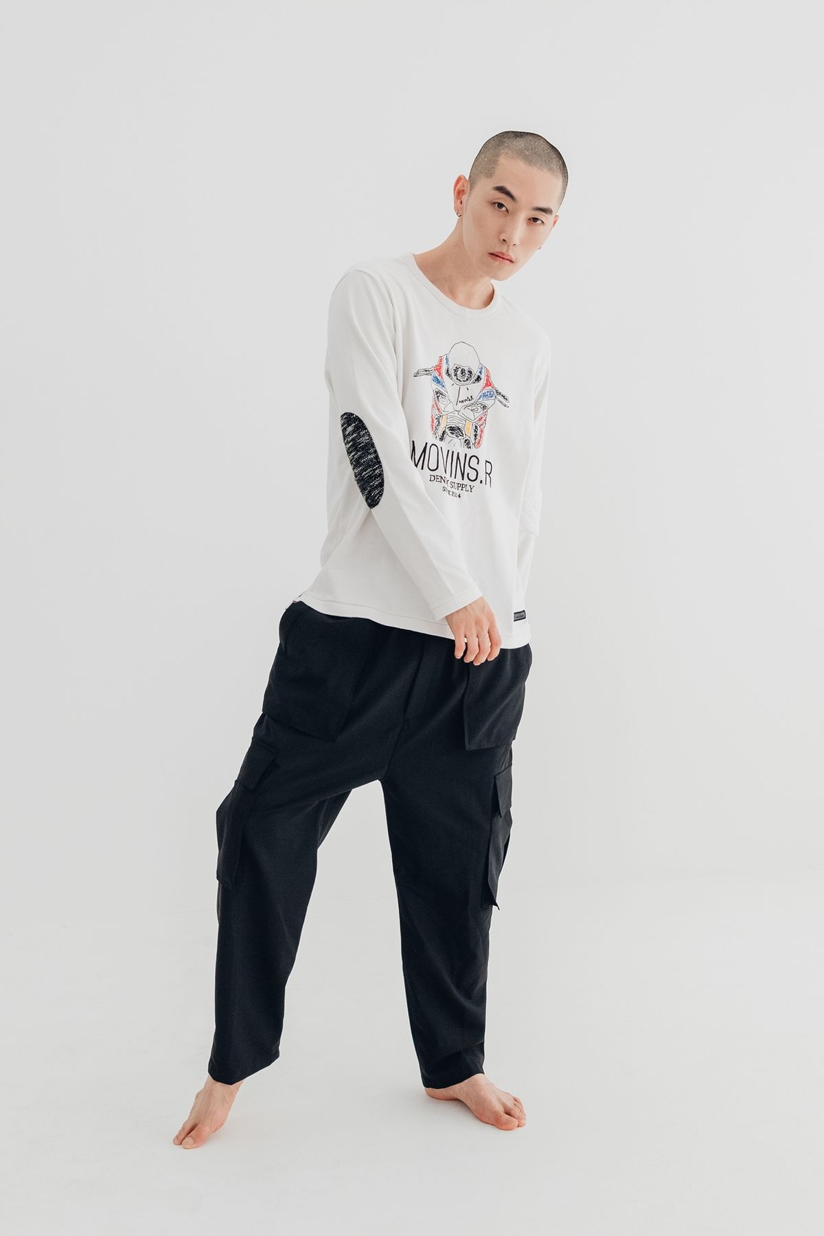 모빈스알(MOVINS.R) AXIO UNBAL EMBO TOP WHITE