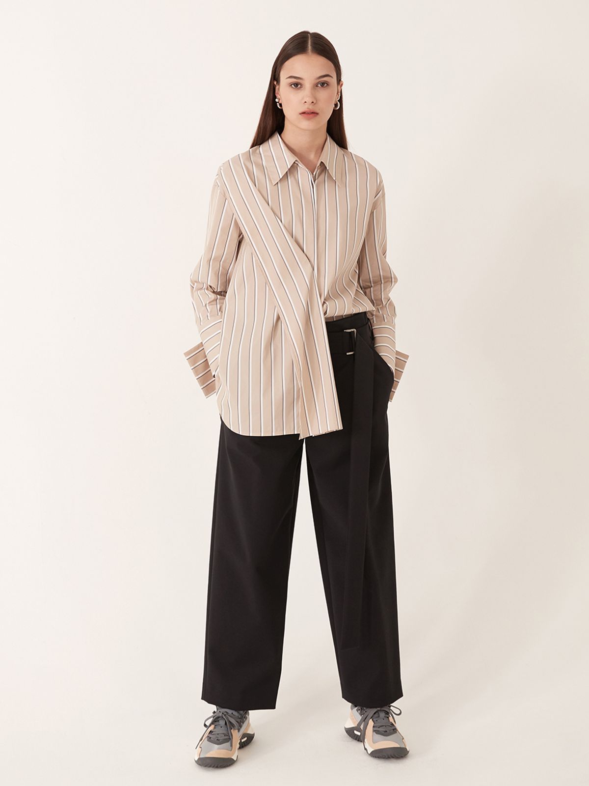 르이엘(LE YIEL) Tuck Detail Long Pants_Navy 턱 디테일 롱 팬츠_네이비