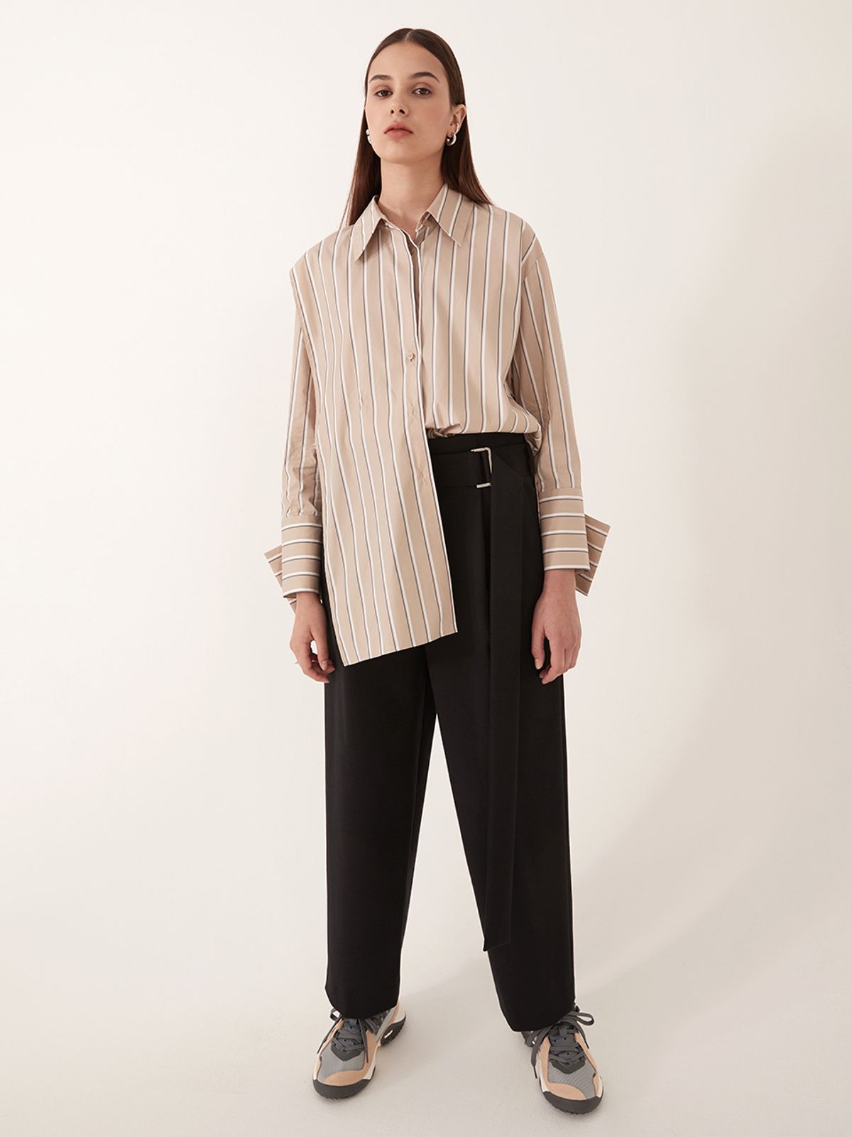 르이엘(LE YIEL) Tuck Detail Long Pants_Navy 턱 디테일 롱 팬츠_네이비