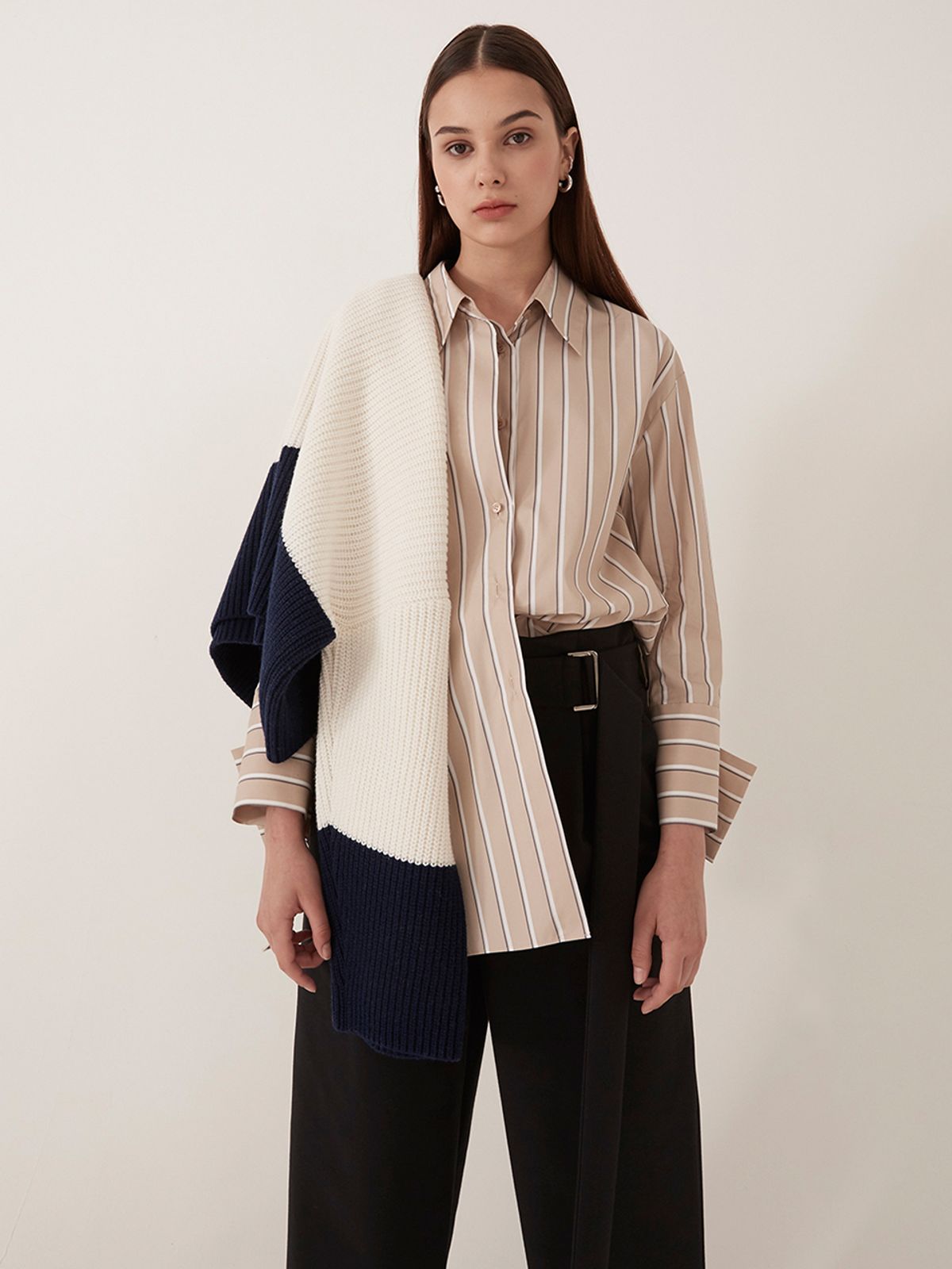 르이엘(LE YIEL) Tuck Detail Long Pants_Navy 턱 디테일 롱 팬츠_네이비