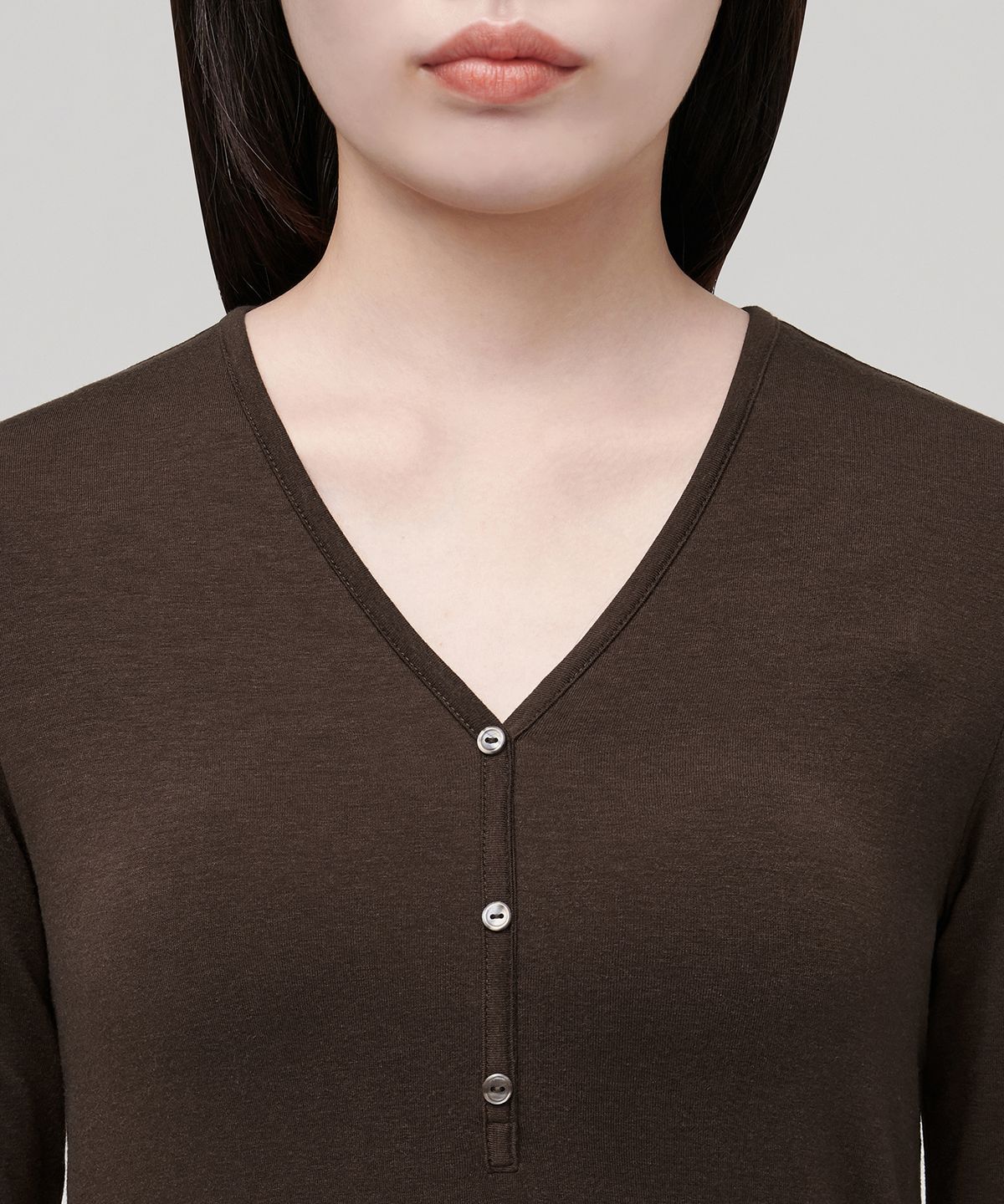 무신사 스탠다드 우먼(MUSINSA STANDARD WOMAN) 우먼즈 텐셀 와이넥 긴소매 티셔츠 [브라운]