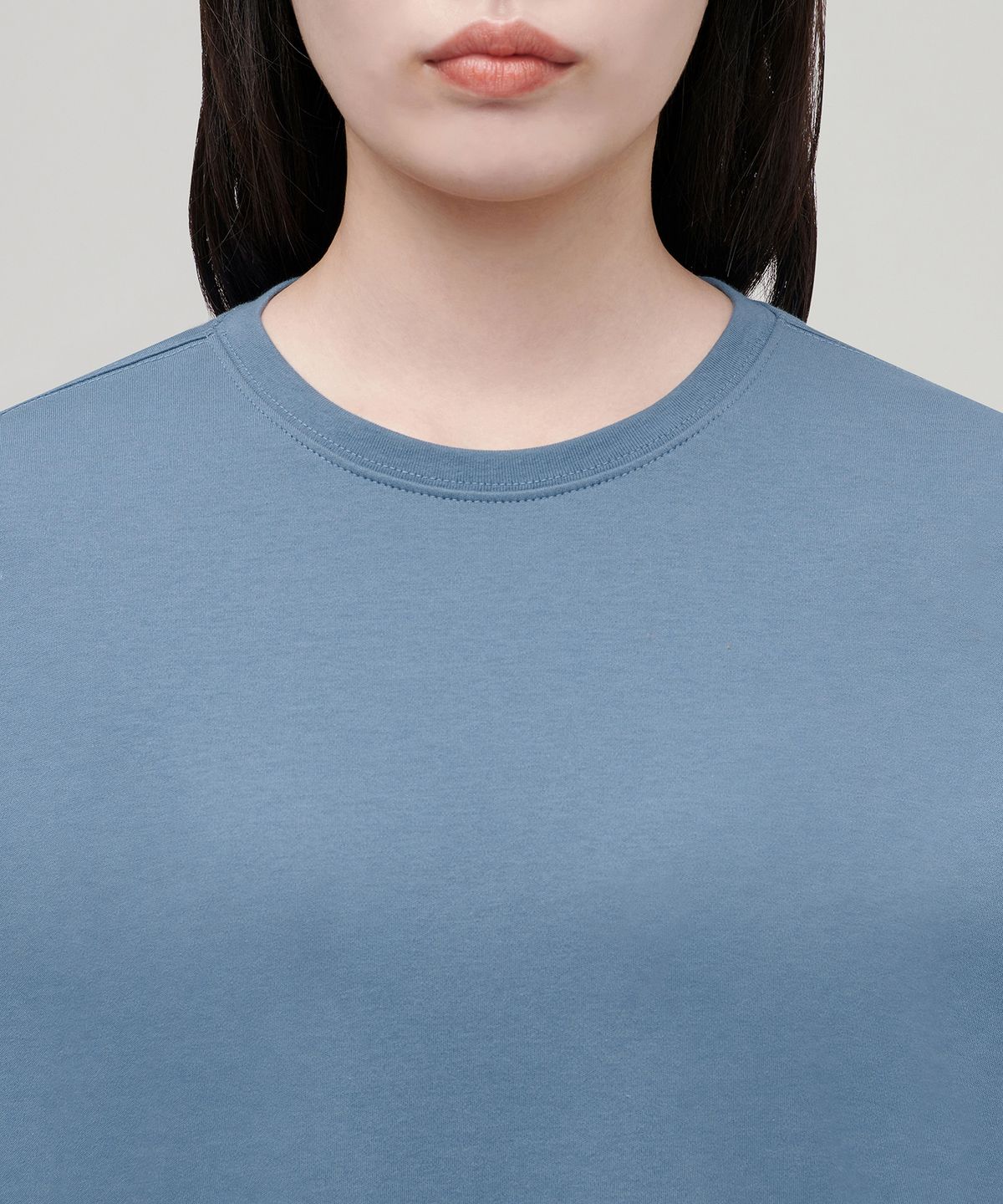 무신사 스탠다드 우먼(MUSINSA STANDARD WOMAN) 우먼즈 릴렉스드 크루 넥 긴소매 티셔츠 [블루 그레이]