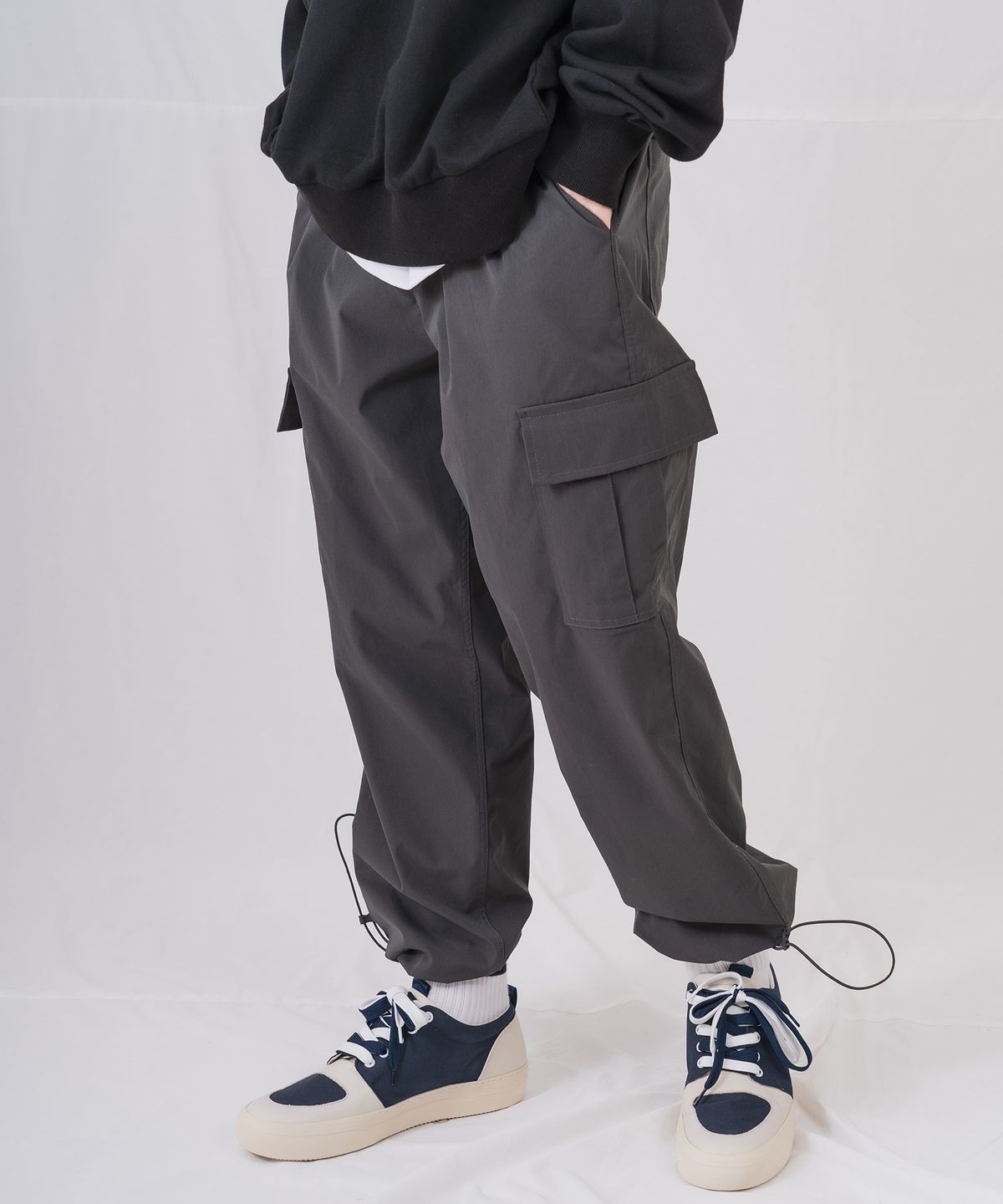 더마일(THEMILE) 엠엘 C/P 와이드스트링 조거 카고팬츠 [DARK GRAY]