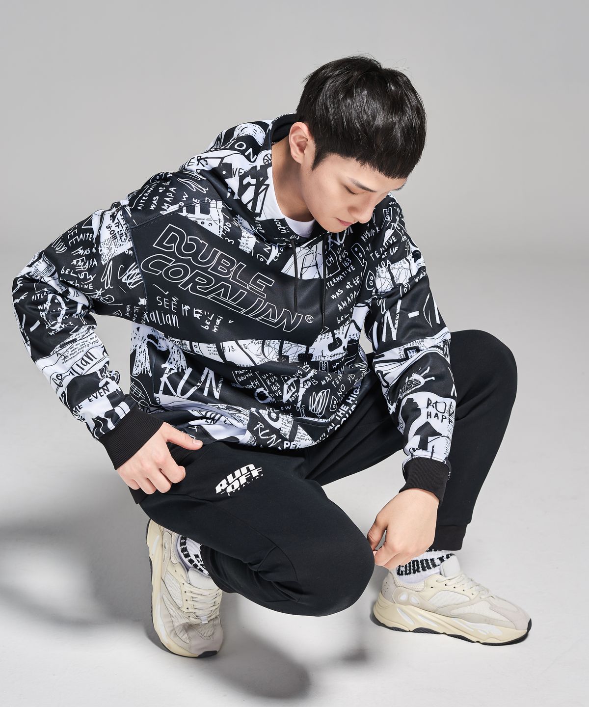 코랄리안(CORALIAN) 런오프 베이직 스웨트 조거팬츠 블랙