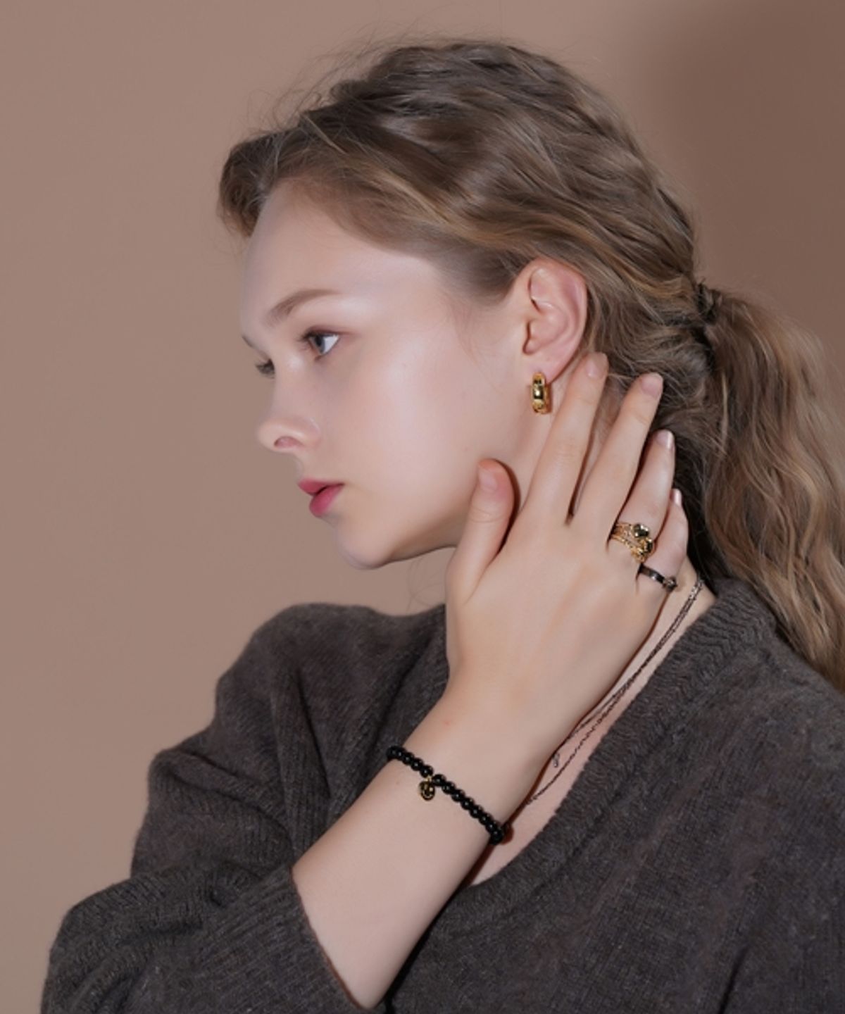 봉보(BONBEAU) BONBEAU Kitsch smile gold hoop Earrings 스마일 볼드링 골드 귀걸이