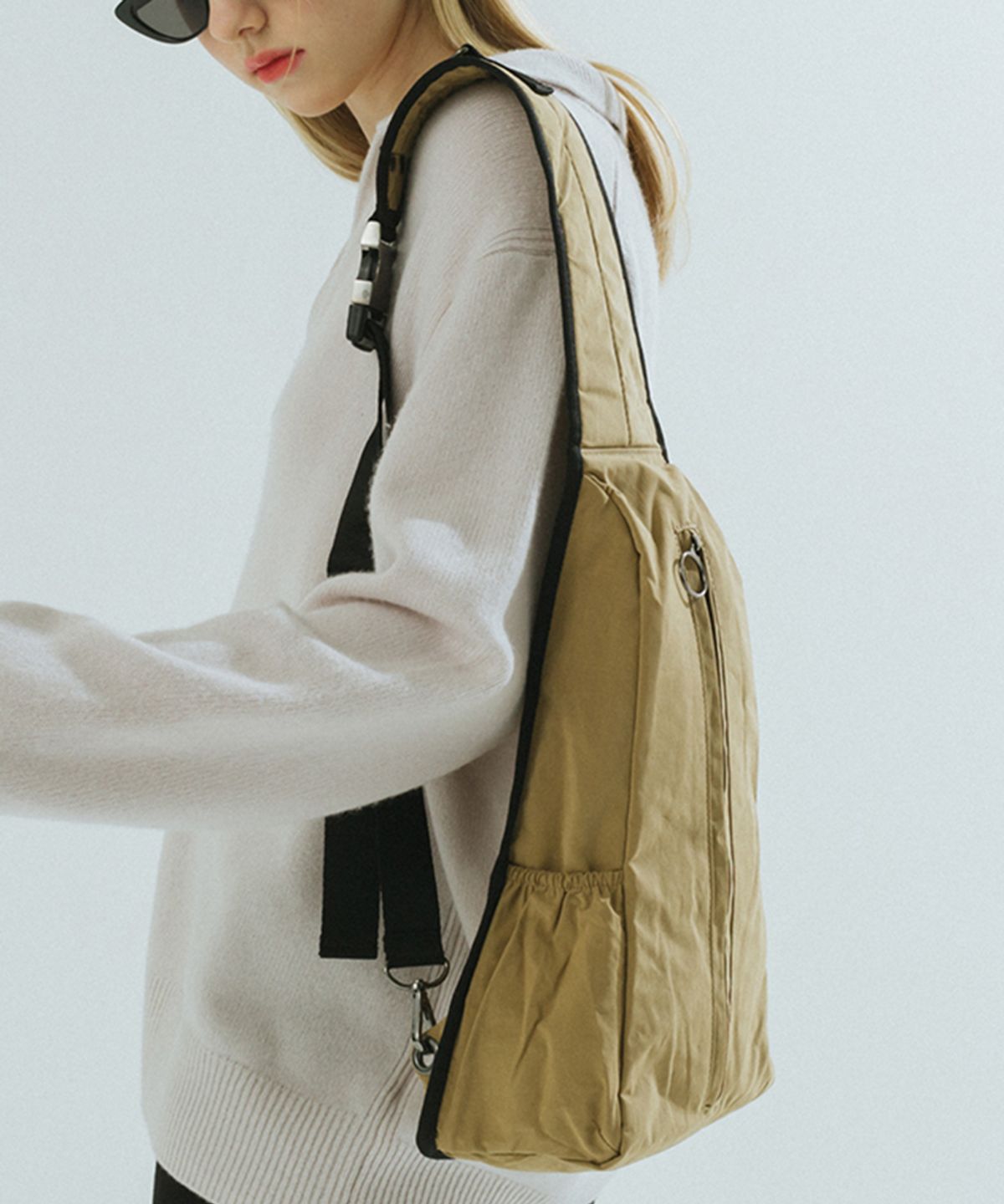 톰투머로우(TOMTOMORROW) aud slingbag [tan beige]