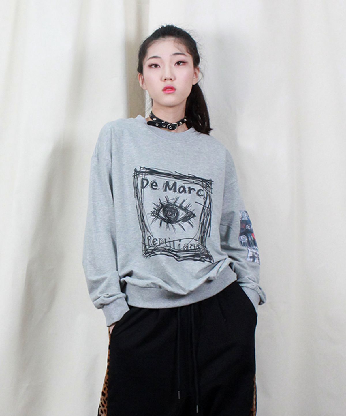 드마크(DEMARC) 남자여자  스퀘어 그래픽 맨투맨 그레이