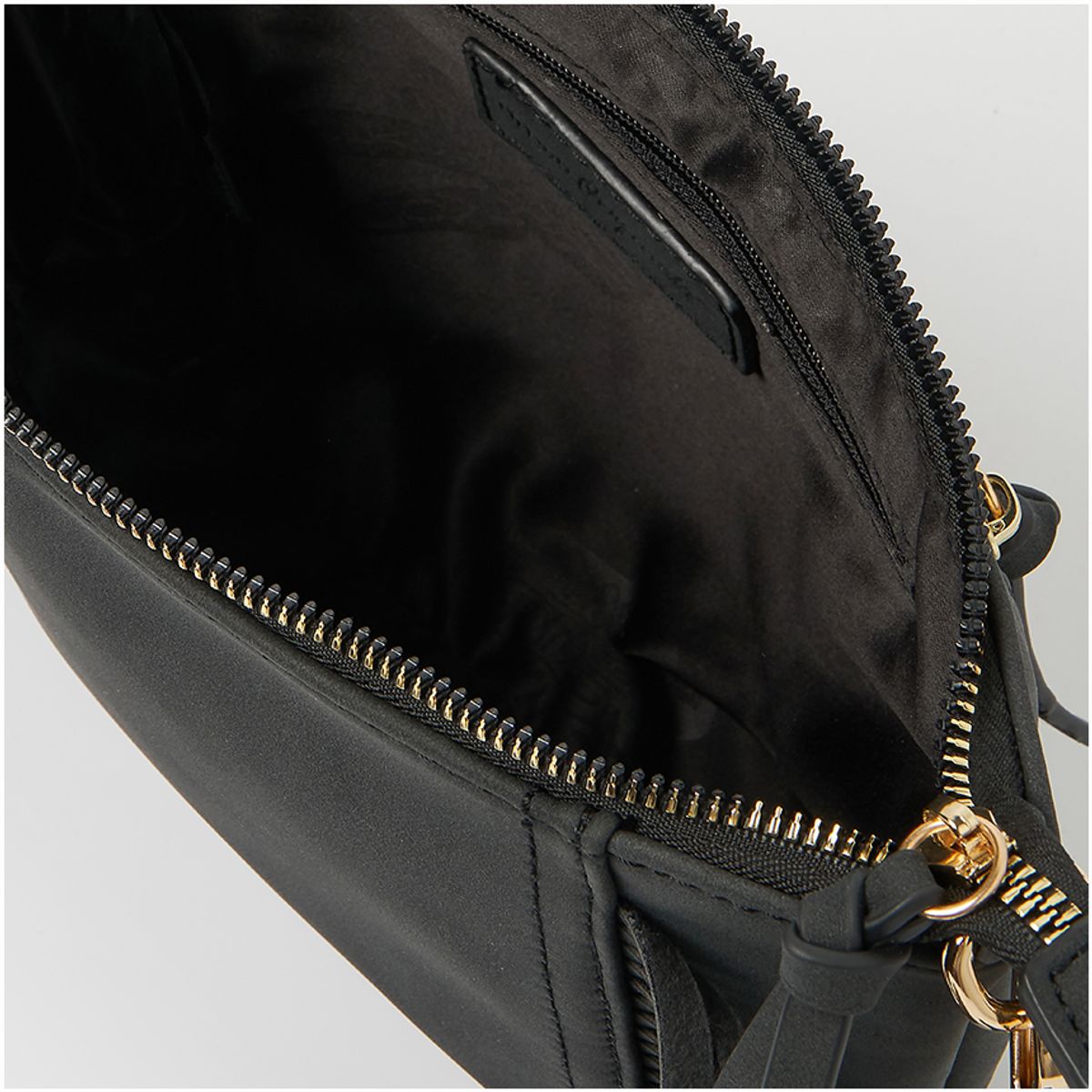 얼반오리지널(URBANORIGINALS) FRINGED BABY CROSSBODY BAG 프린지 베이비 크로스백 블랙