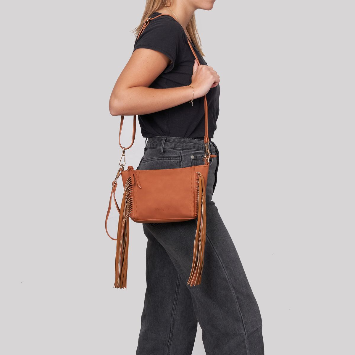 얼반오리지널(URBANORIGINALS) FRINGED BABY CROSSBODY BAG 프린지 베이비 크로스백 탠