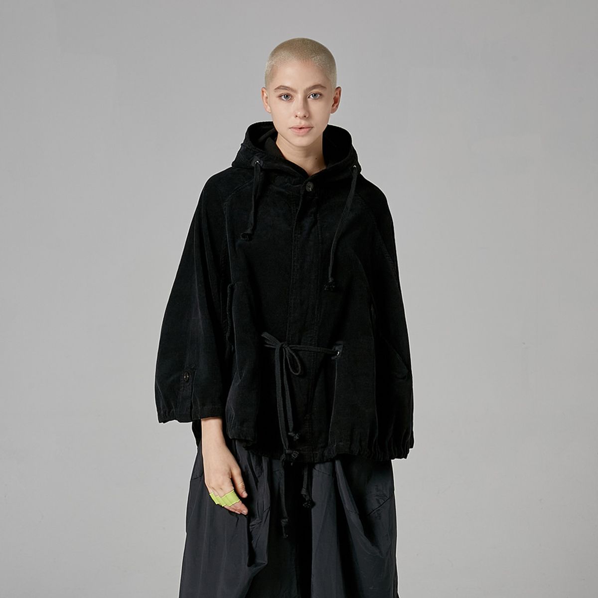 애스플래폼(ATHPLATFORM) AW02JO02 아이코닉 코듀로이 케이프_블랙