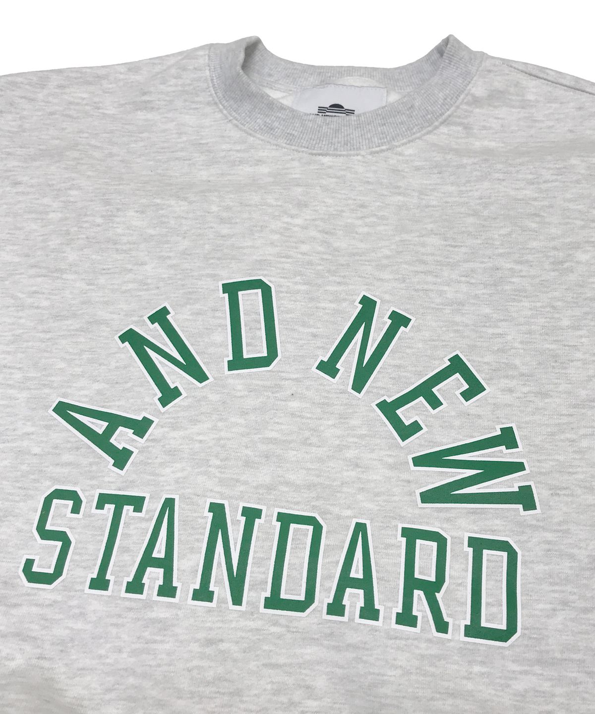 앤드 뉴스탠다드(AND NEWSTANDARD) 컬리지 로고 스웻셔츠 (멜란지)