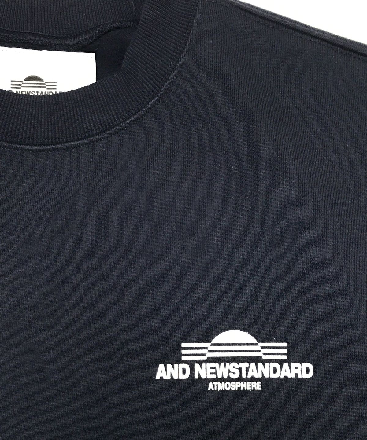 앤드 뉴스탠다드(AND NEWSTANDARD) 댄스 투 더 라디오 스웻셔츠 (네이비)