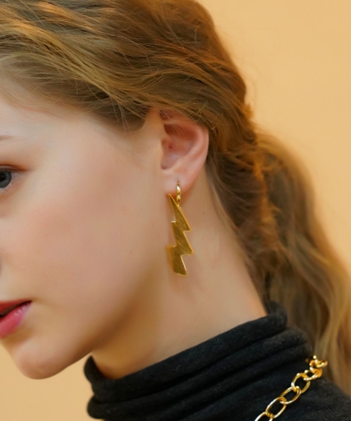 봉보(BONBEAU) Edge pendant gold onetouch Earring 골드 팬던트 포인트 패션 원터치링 귀걸이