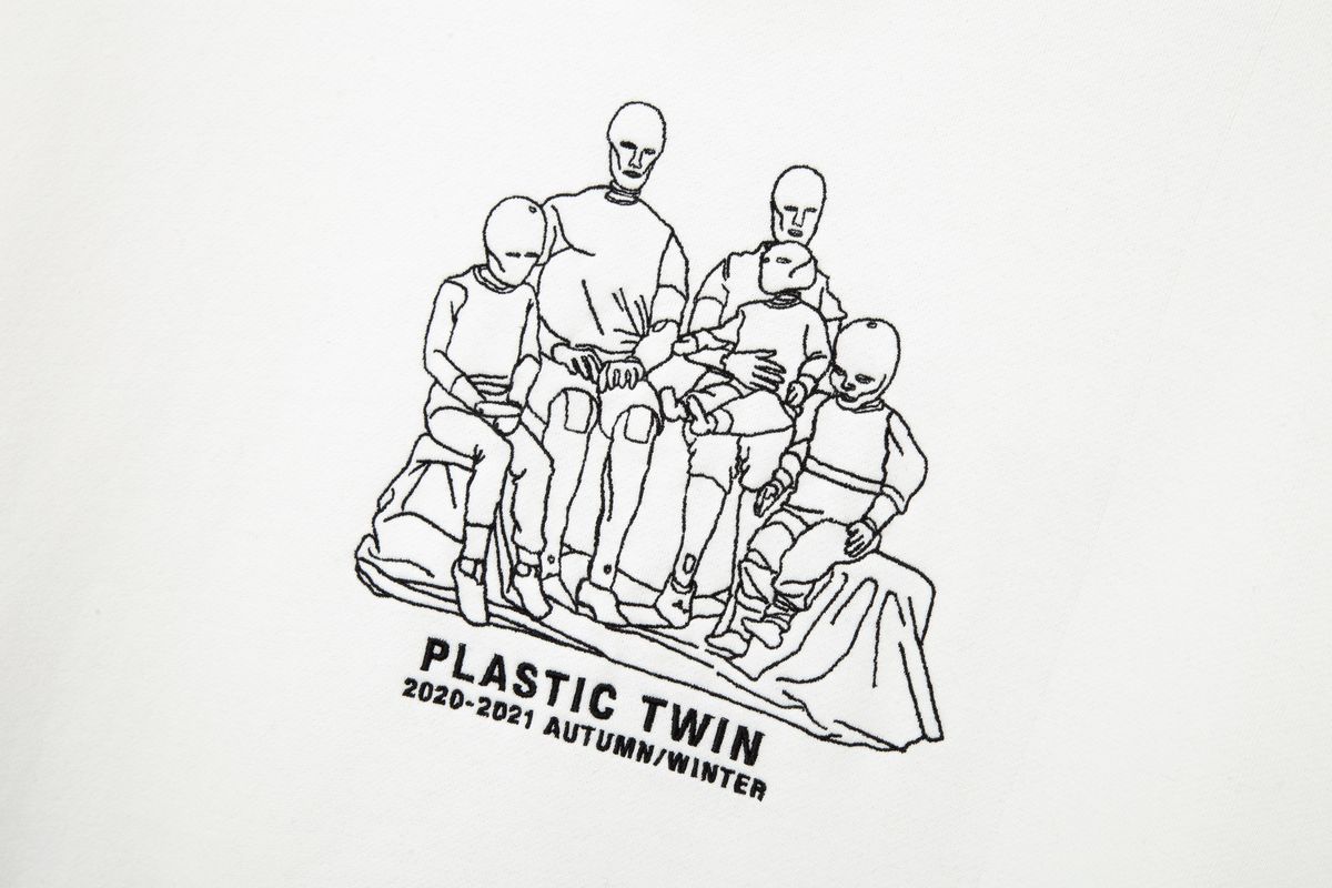 태우(TAEWOO) Plastic twin Embroidery Hoodie White
