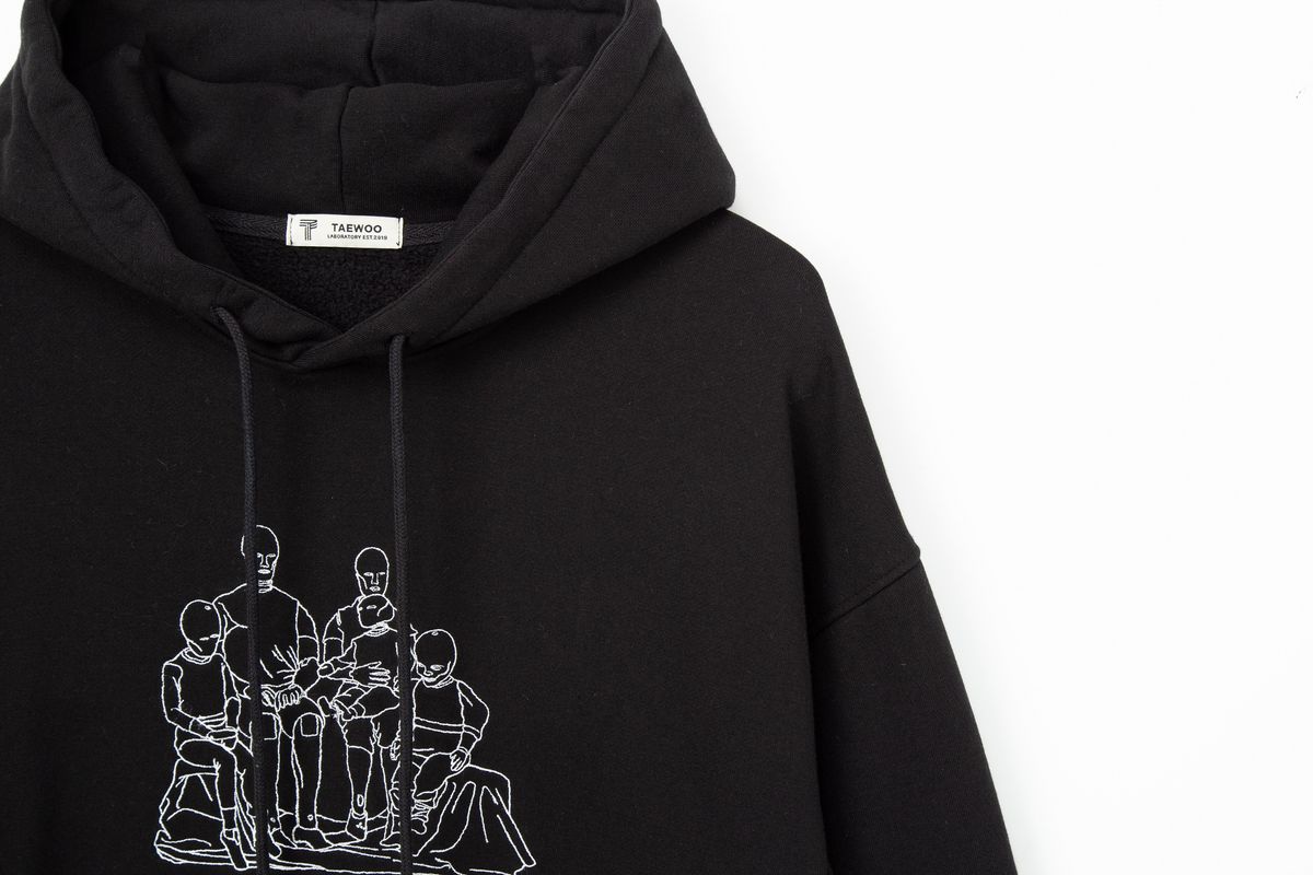 태우(TAEWOO) Plastic twin Embroidery Hoodie Black