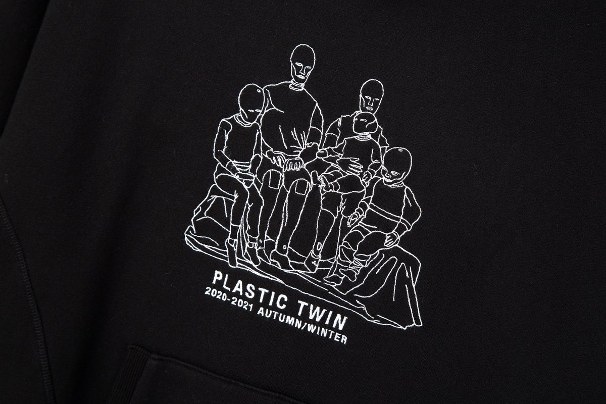 태우(TAEWOO) Plastic twin Embroidery Hoodie Black