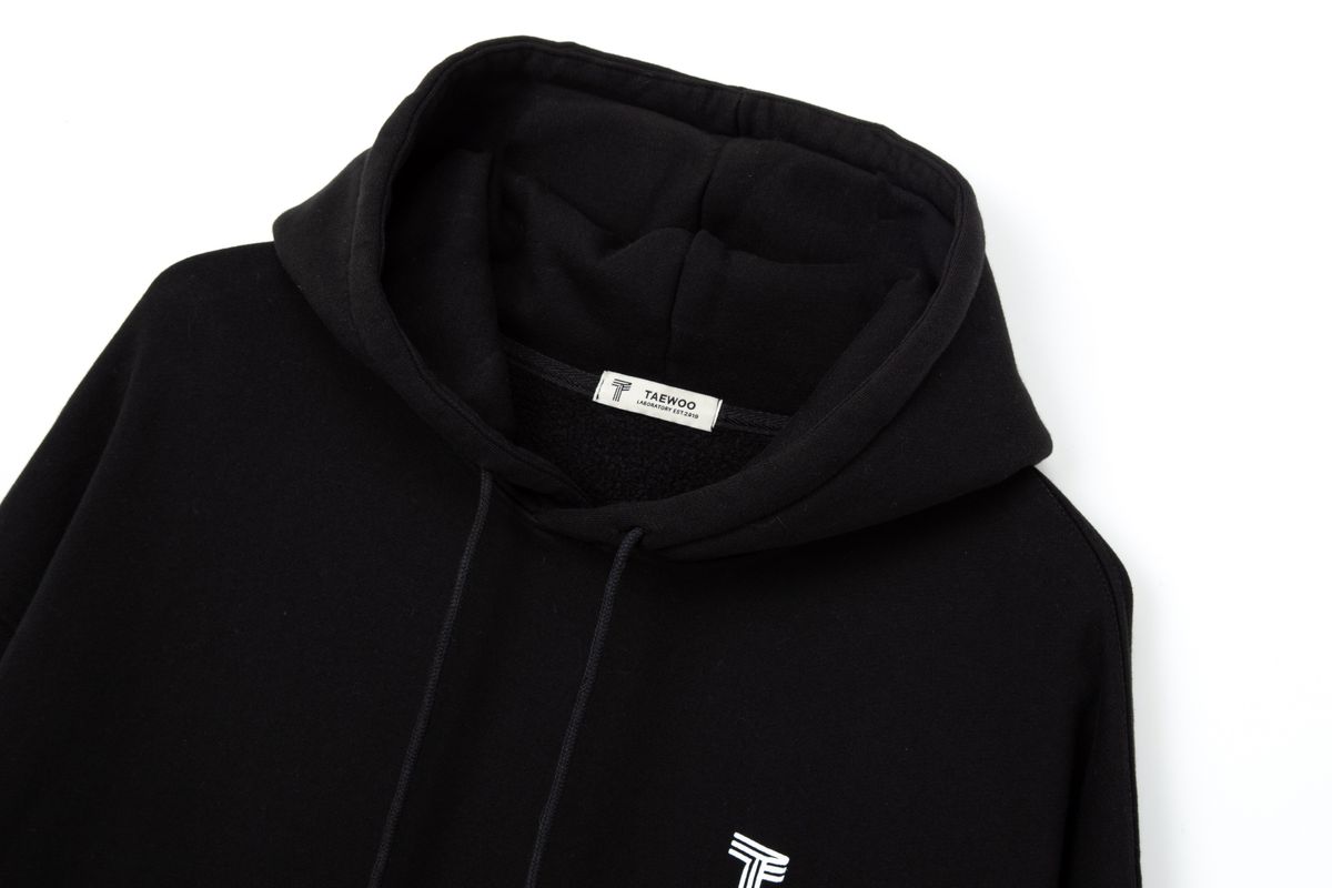 태우(TAEWOO) New Logo Hoodie Black