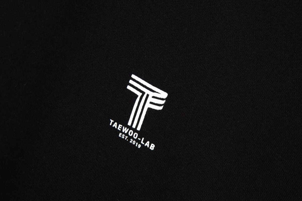 태우(TAEWOO) New Logo Hoodie Black