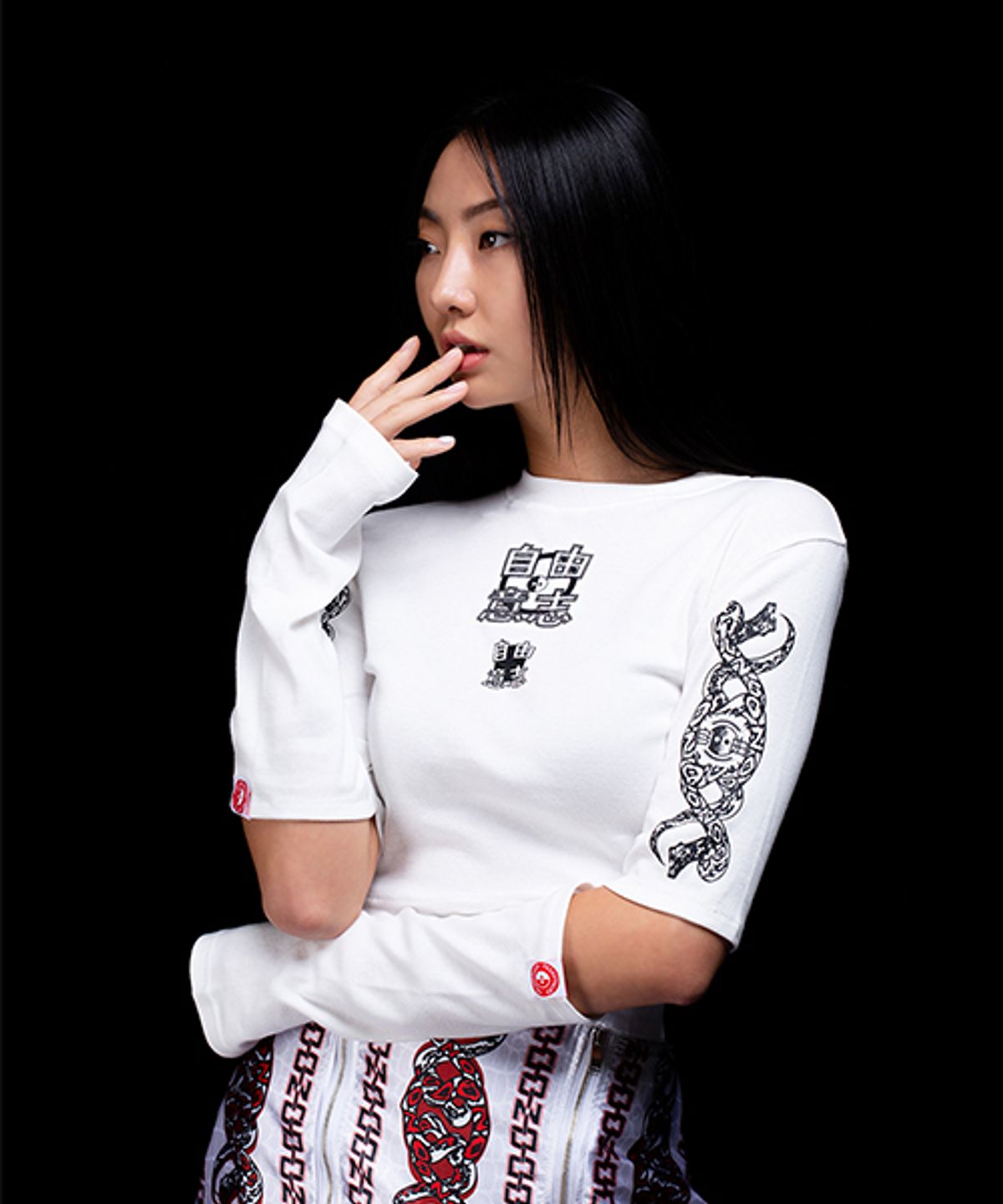 어져드(OZOD) 스네이크 크롭탑_화이트