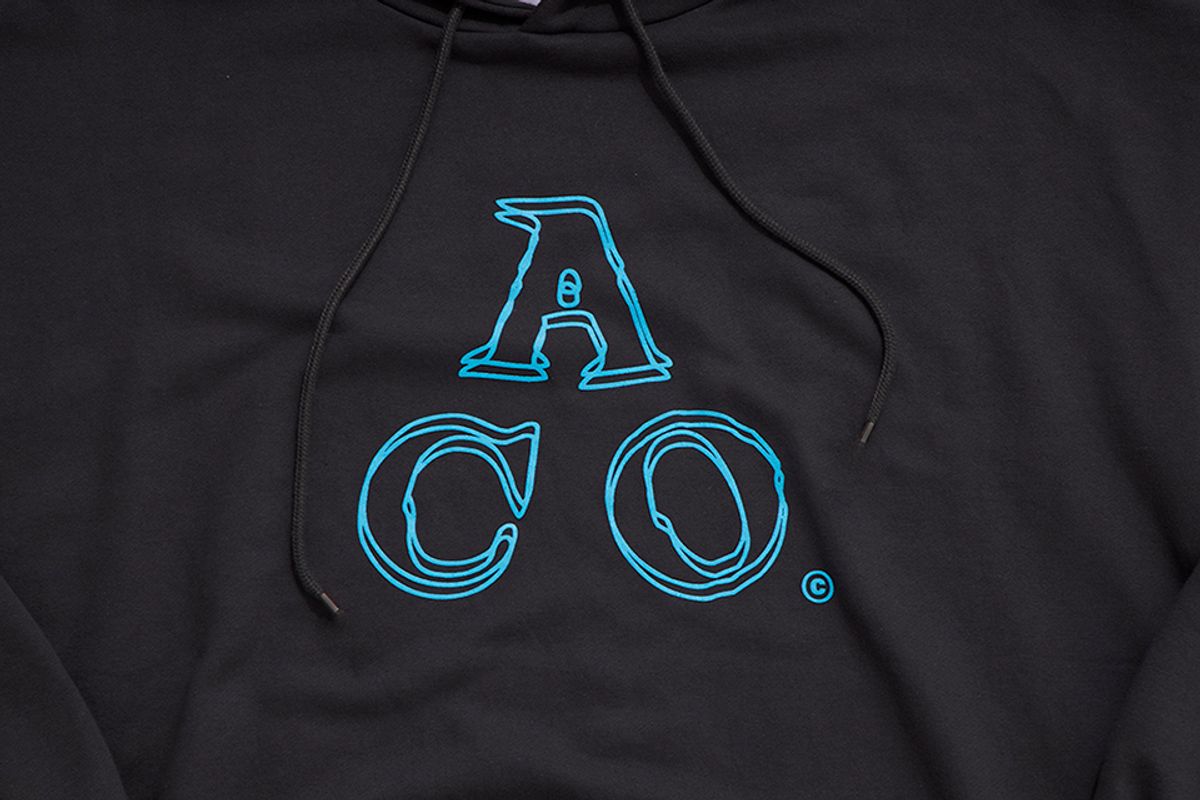 어퍼스트로피 콤마(APOSTROPHE COMMA) ACO LOGO HOODIE (Charcoal/Blue)