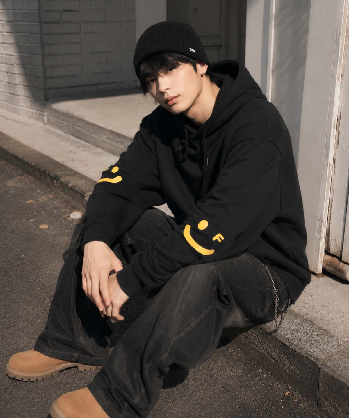그레이버(GRAVER) [UNISEX]엘보우 스마일드로잉 후드티_블랙