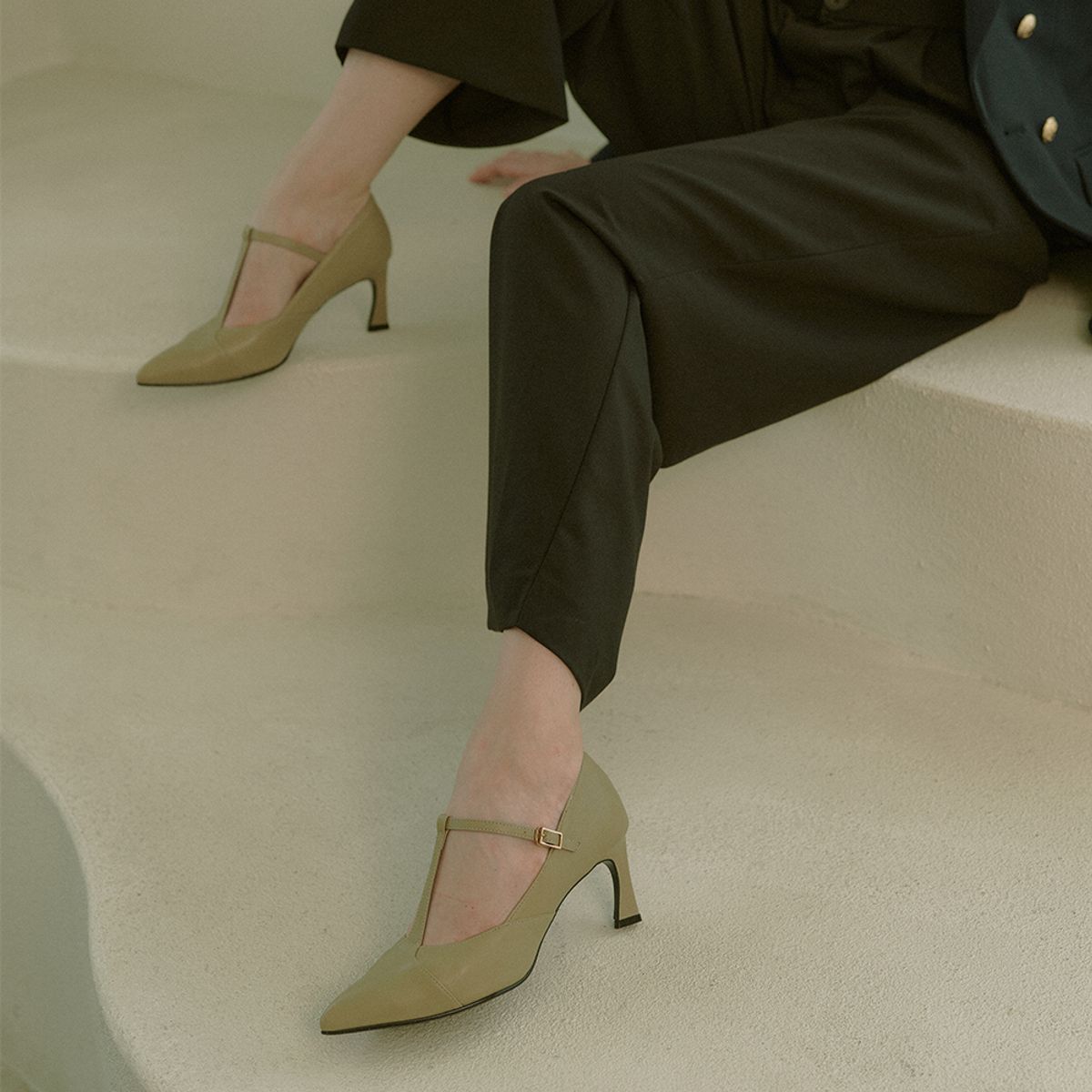 케리제이드(KERRIJADE) T-Strap Pumps_KhakiBeige