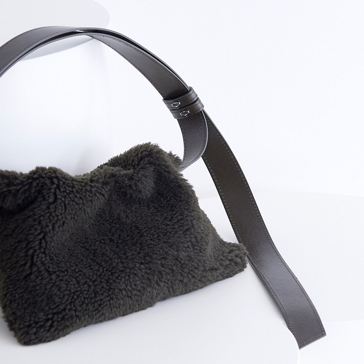 핀블랙(PINBLACK) TWO WAY SHOULDER MUSTANG BAG KHAKI