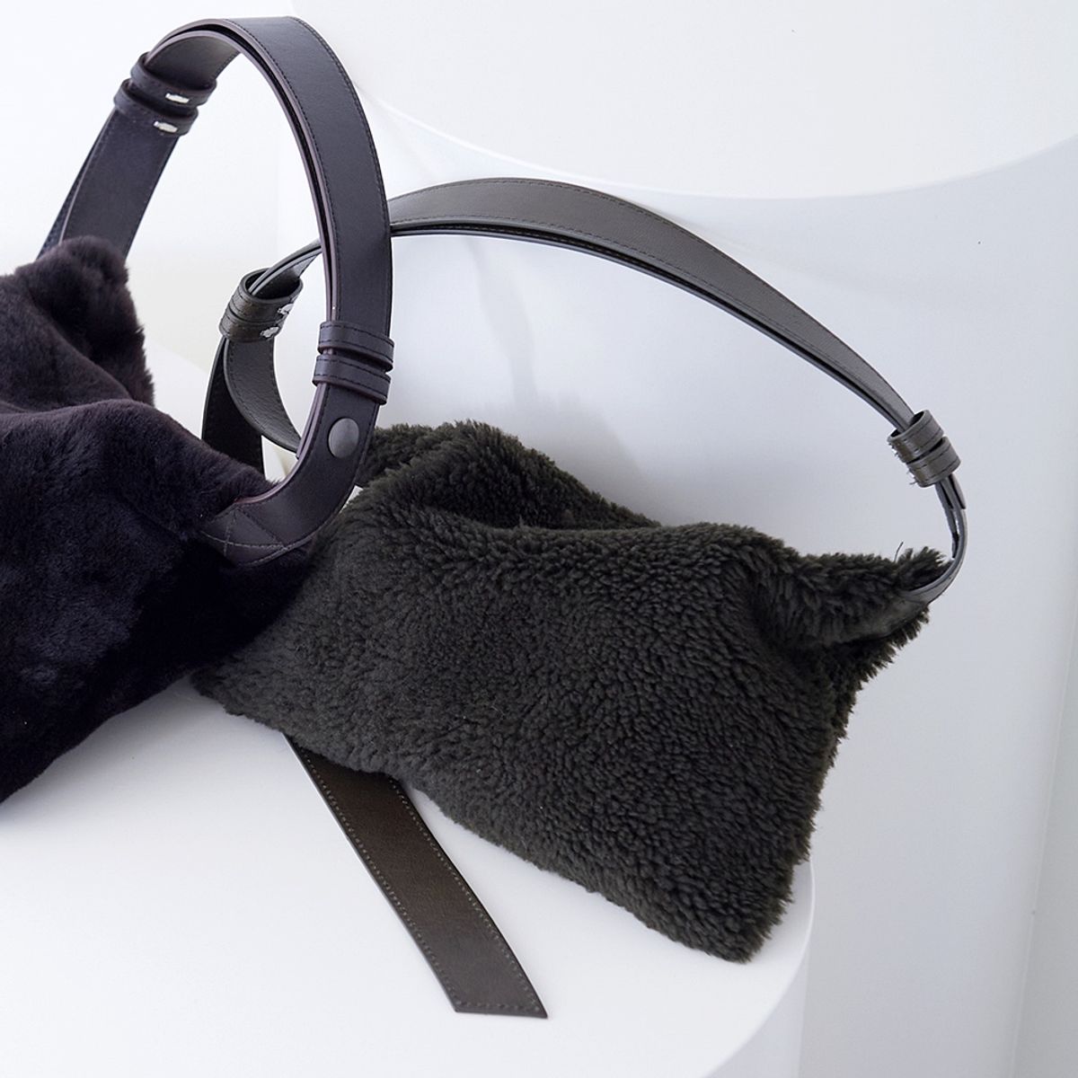 핀블랙(PINBLACK) TWO WAY SHOULDER MUSTANG BAG KHAKI