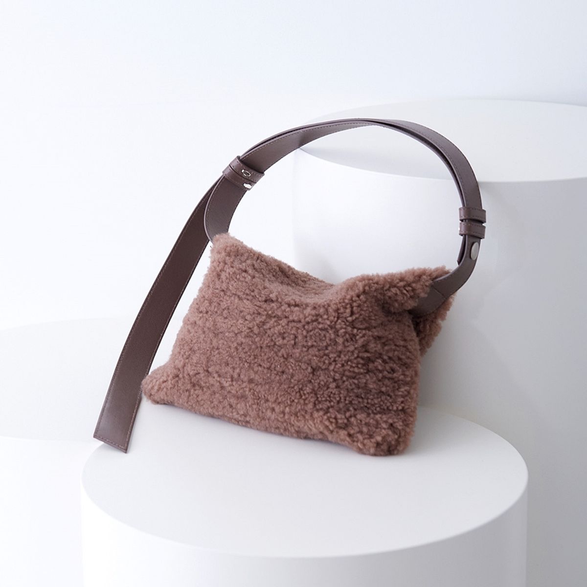 핀블랙(PINBLACK) TWO WAY SHOULDER MUSTANG BAG BROWN