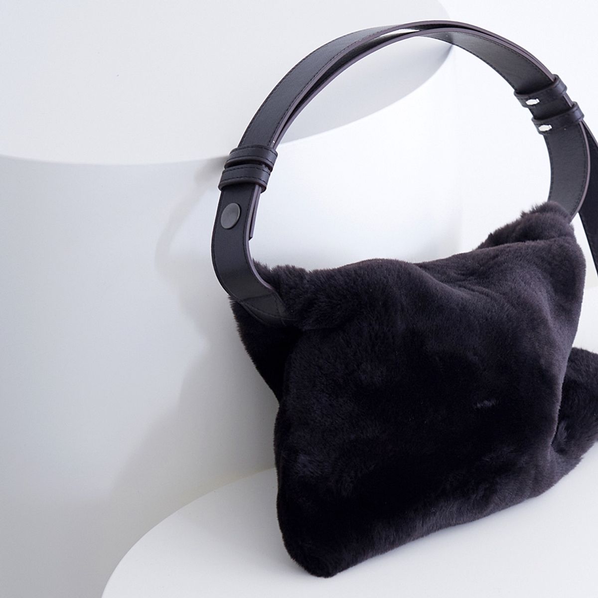 핀블랙(PINBLACK) TWO WAY SHOULDER MUSTANG BAG DARK BROWN
