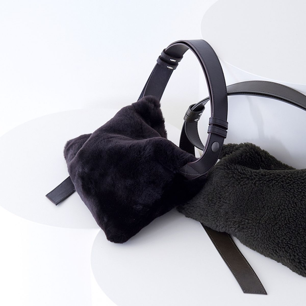 핀블랙(PINBLACK) TWO WAY SHOULDER MUSTANG BAG DARK BROWN
