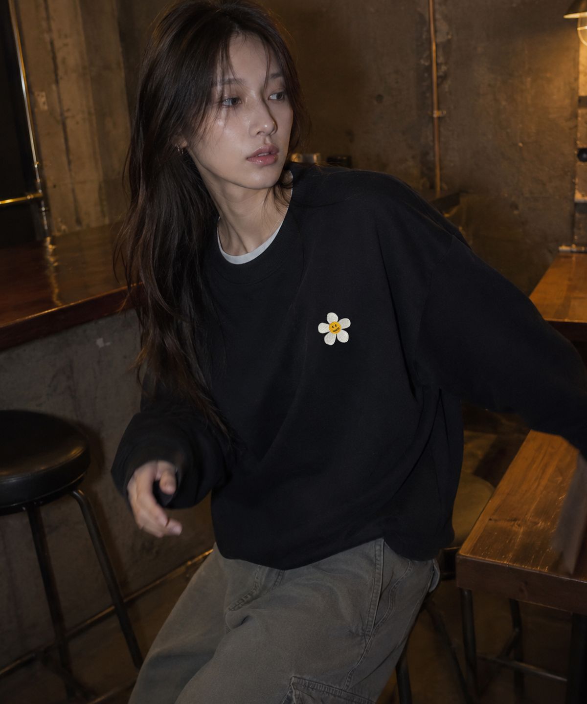 그레이버(GRAVER) [UNISEX]플라워도트 자수 맨투맨_2color