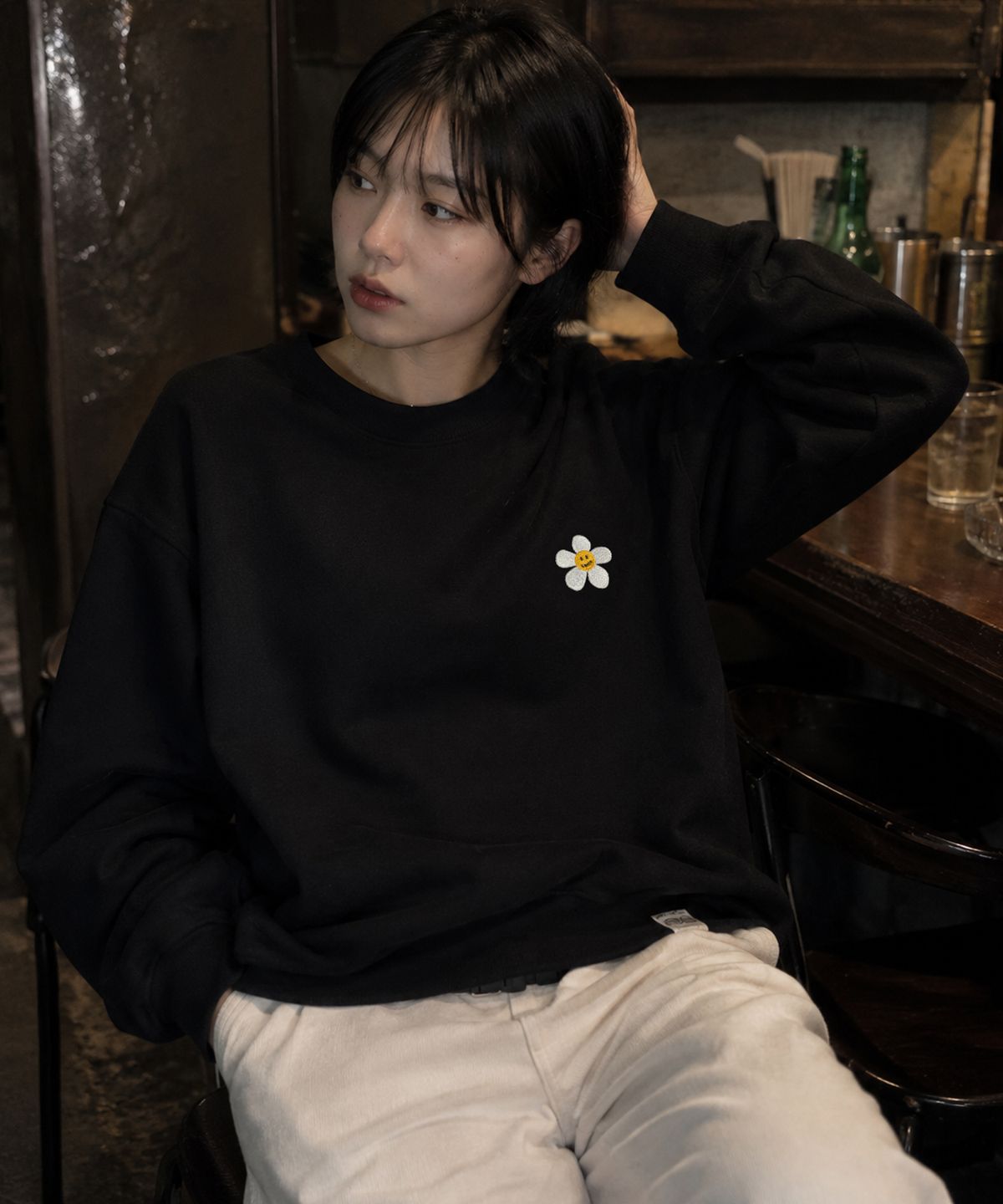 그레이버(GRAVER) [UNISEX]플라워도트 자수 맨투맨_2color