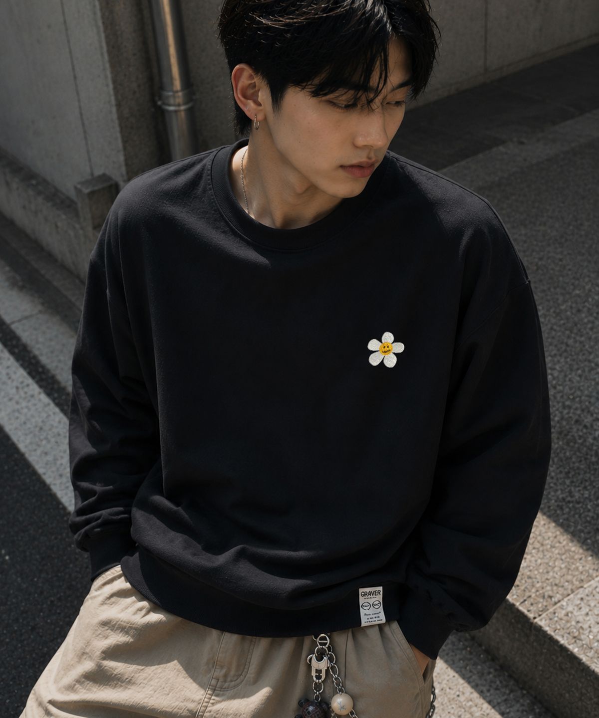 그레이버(GRAVER) [UNISEX]플라워도트 자수 맨투맨_2color
