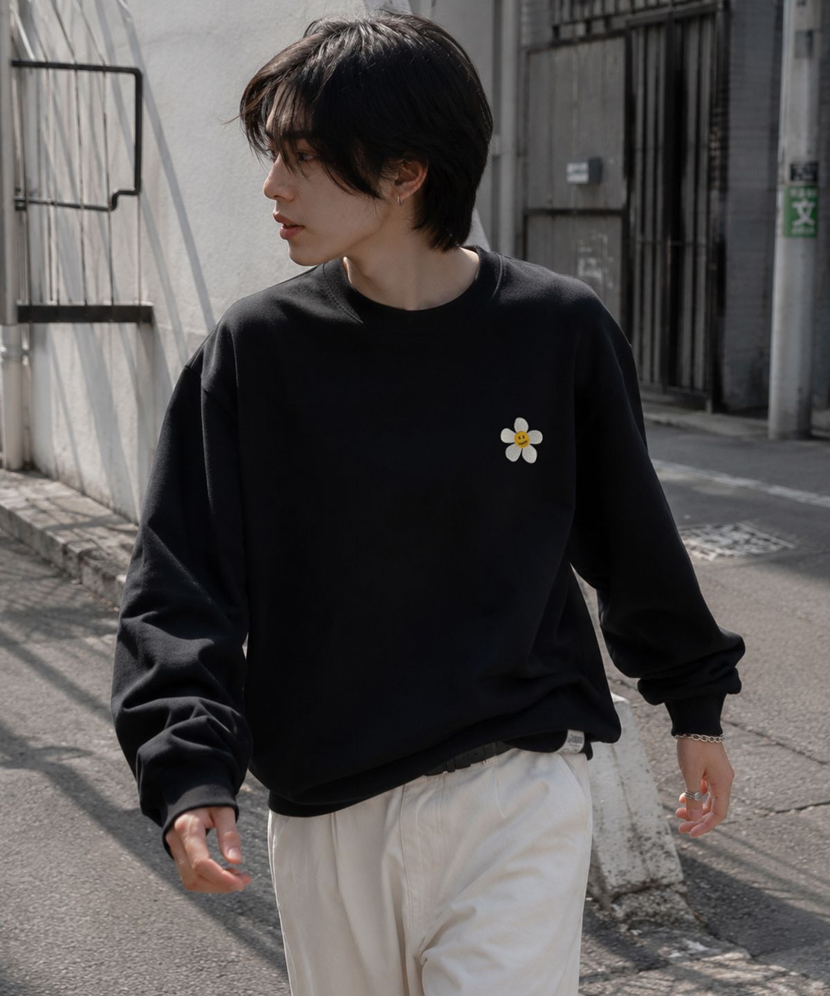 그레이버(GRAVER) [UNISEX]플라워도트 자수 맨투맨_2color