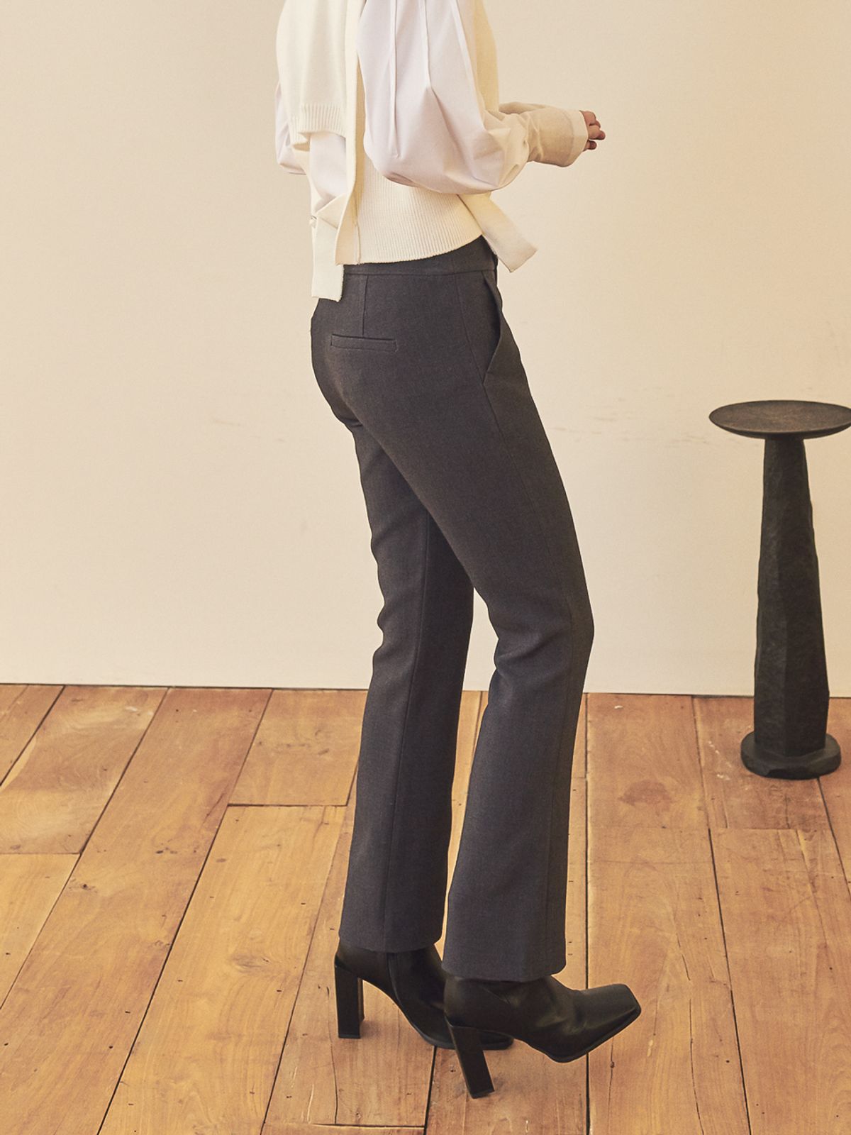 아쿠드(ACUD) SLIM BOOTCUT PANTS_GREY
