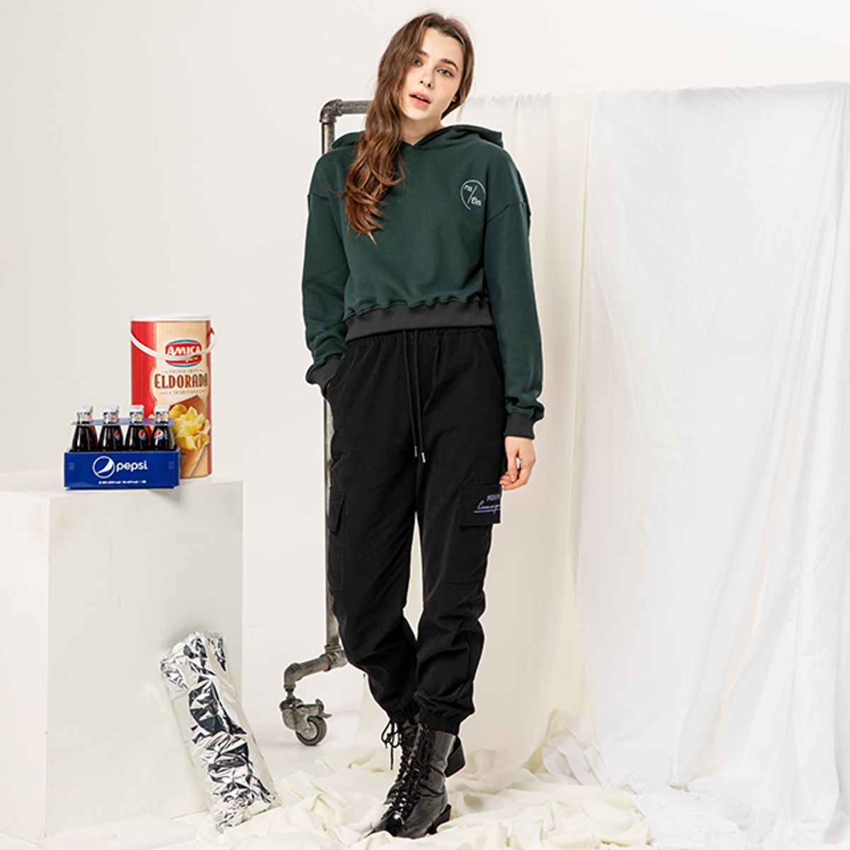 라온(RA_ON) Basic Jogger Pants Gray Lettering - Black
